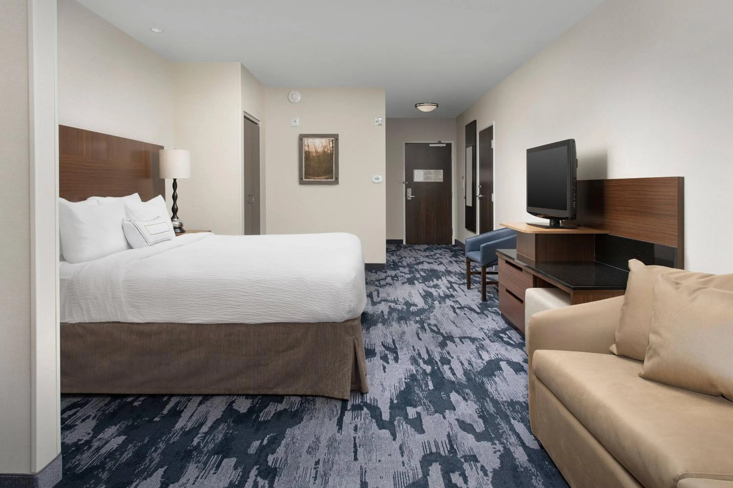 Photo of the whole room, Bed in Fairfield Inn & Suites Baltimore BWI Airport