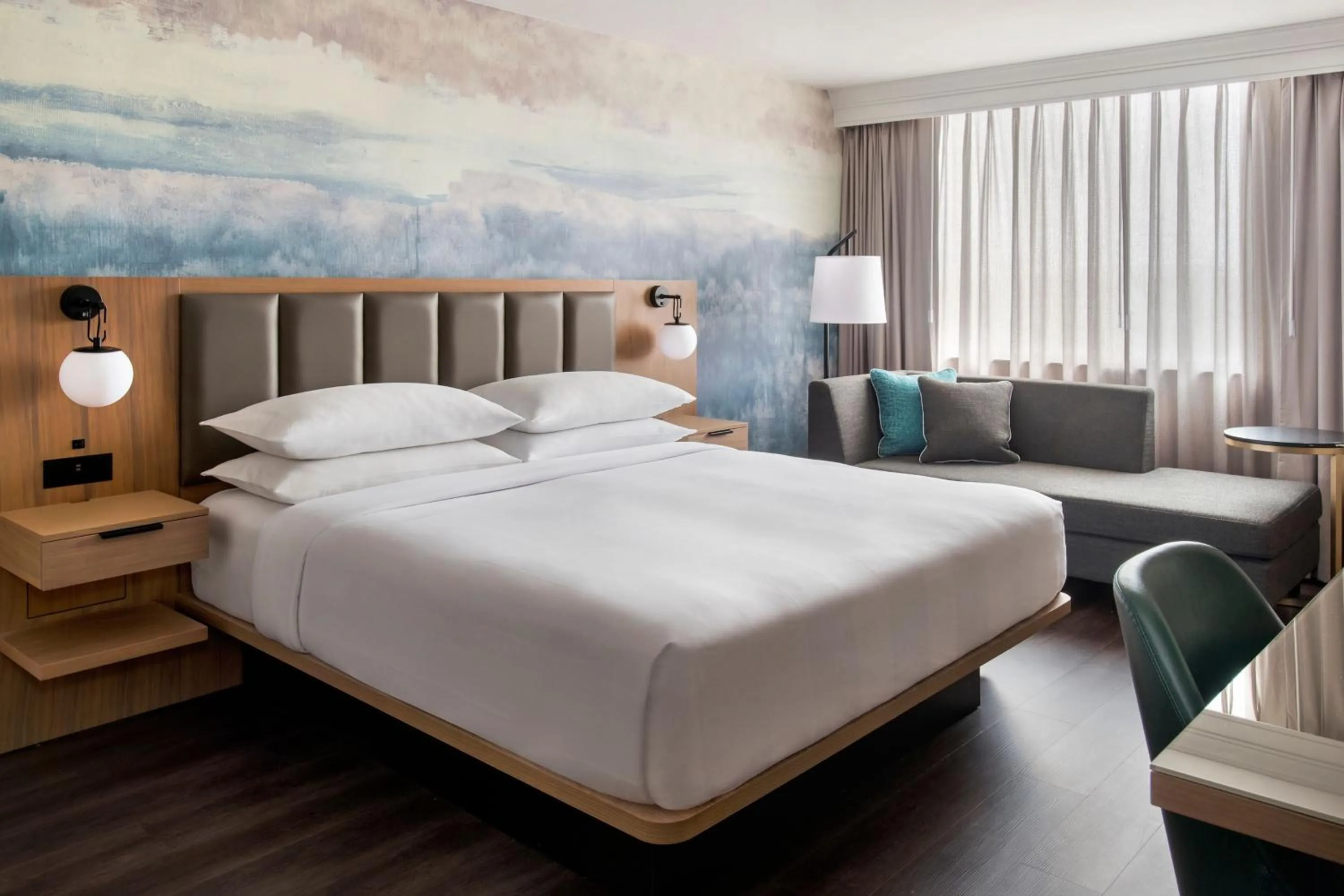 Photo of the whole room, Bed in Buffalo Marriott Niagara