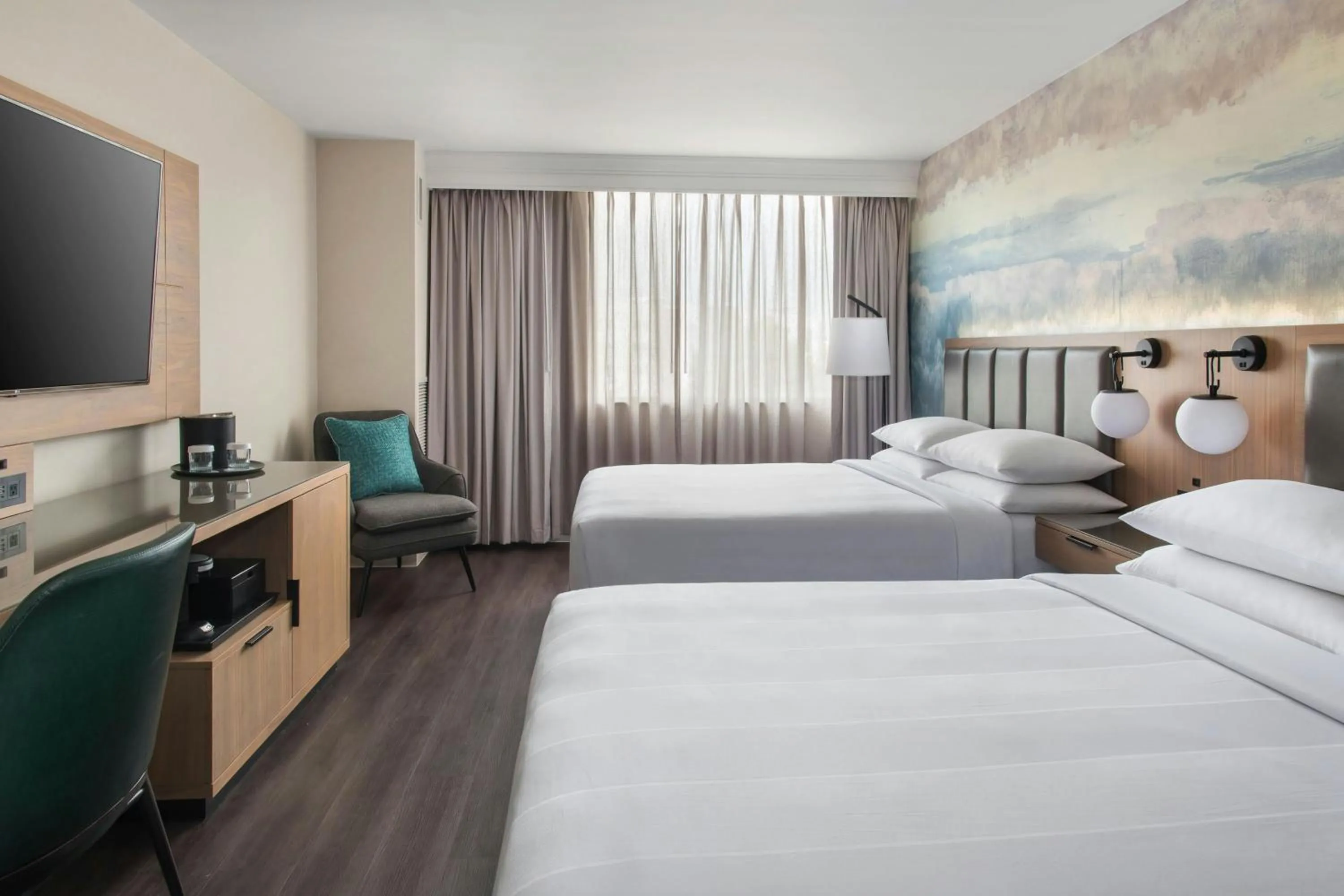 Photo of the whole room, Bed in Buffalo Marriott Niagara