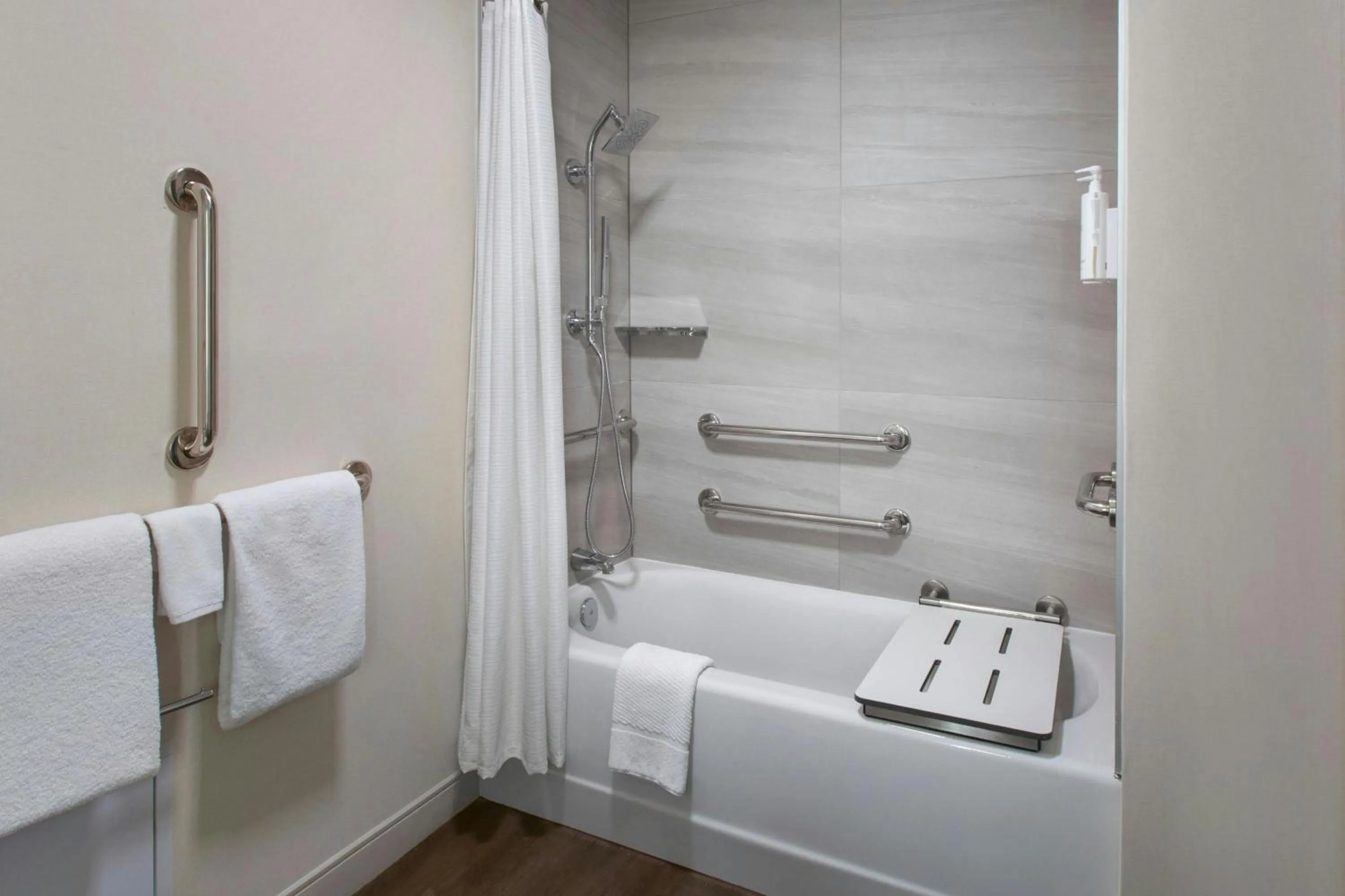 Photo of the whole room in Buffalo Marriott Niagara