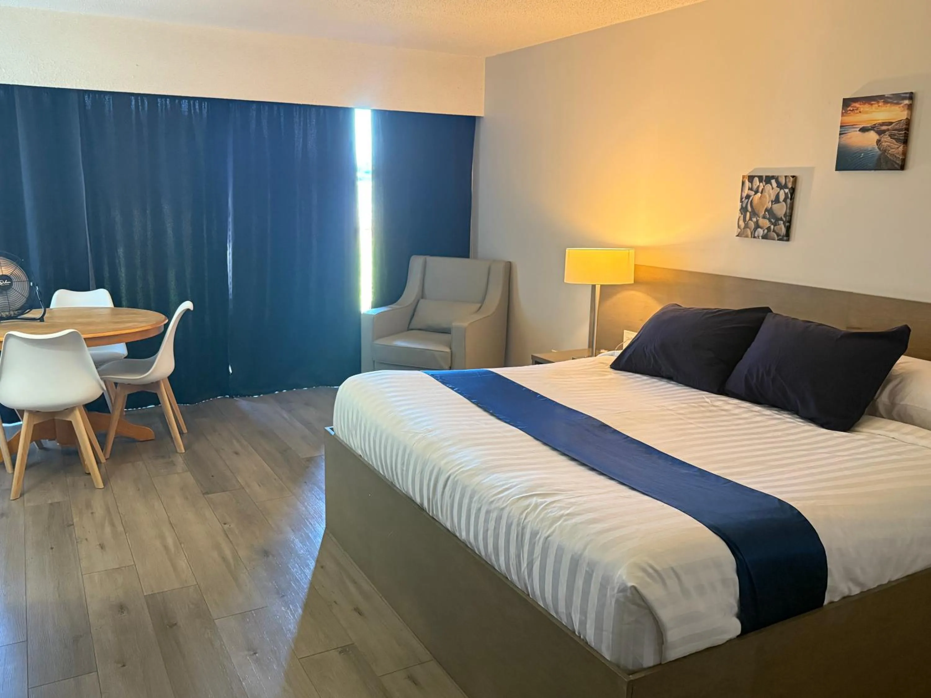 Bed in Sand Pebbles Inn