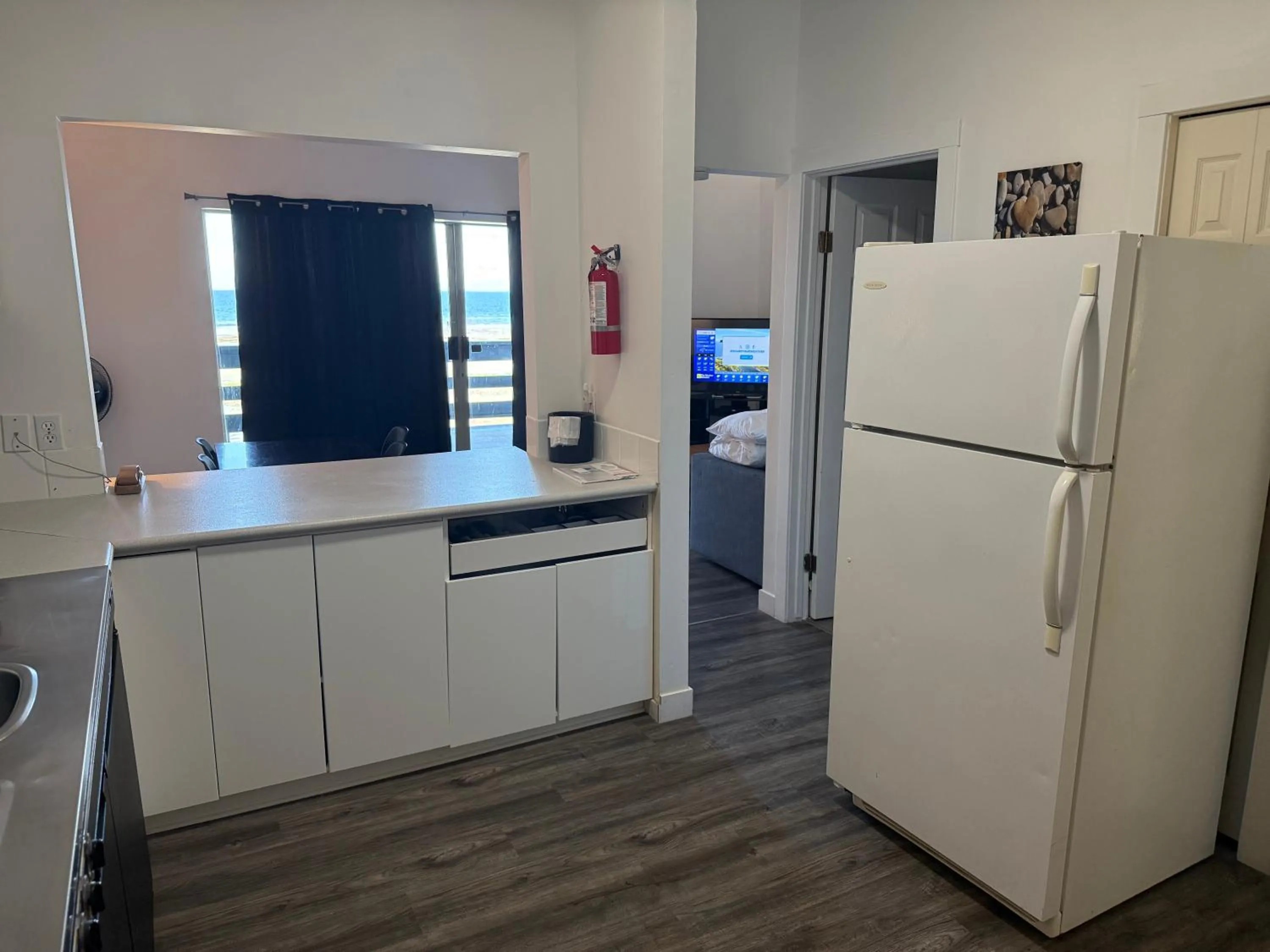 kitchen in Sand Pebbles Inn