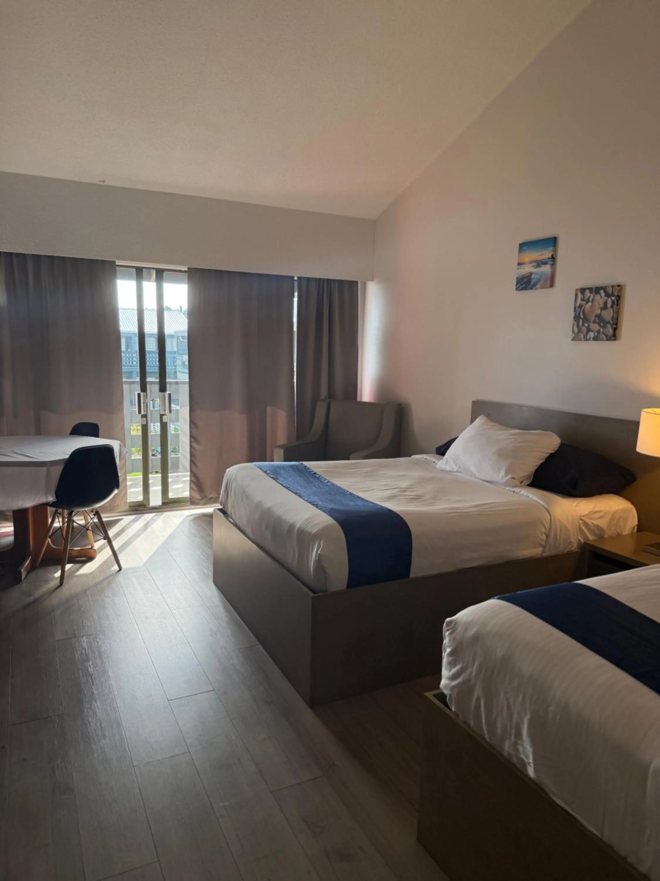 Seating area, Bed in Sand Pebbles Inn
