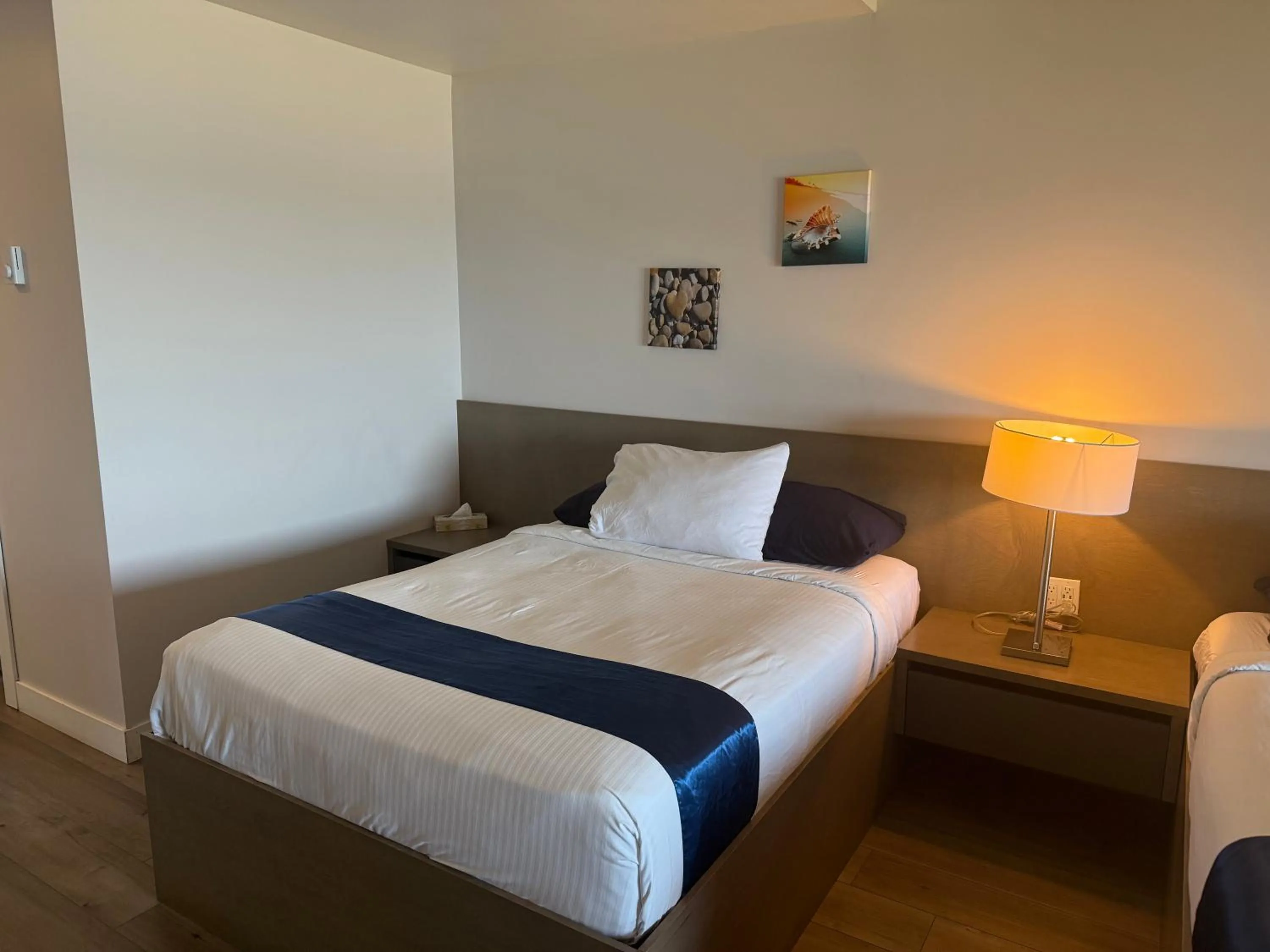 Bed in Sand Pebbles Inn