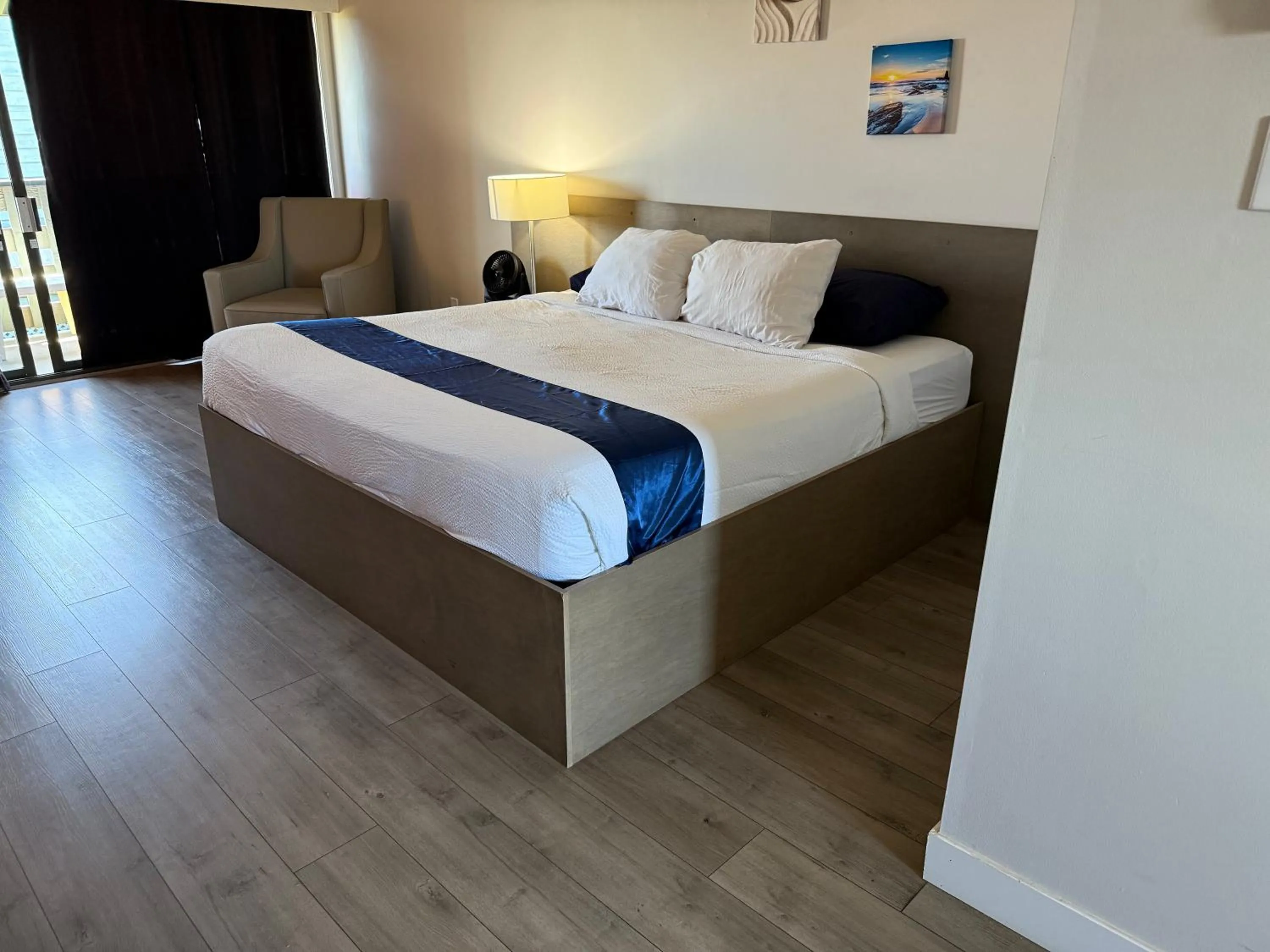 Bed in Sand Pebbles Inn