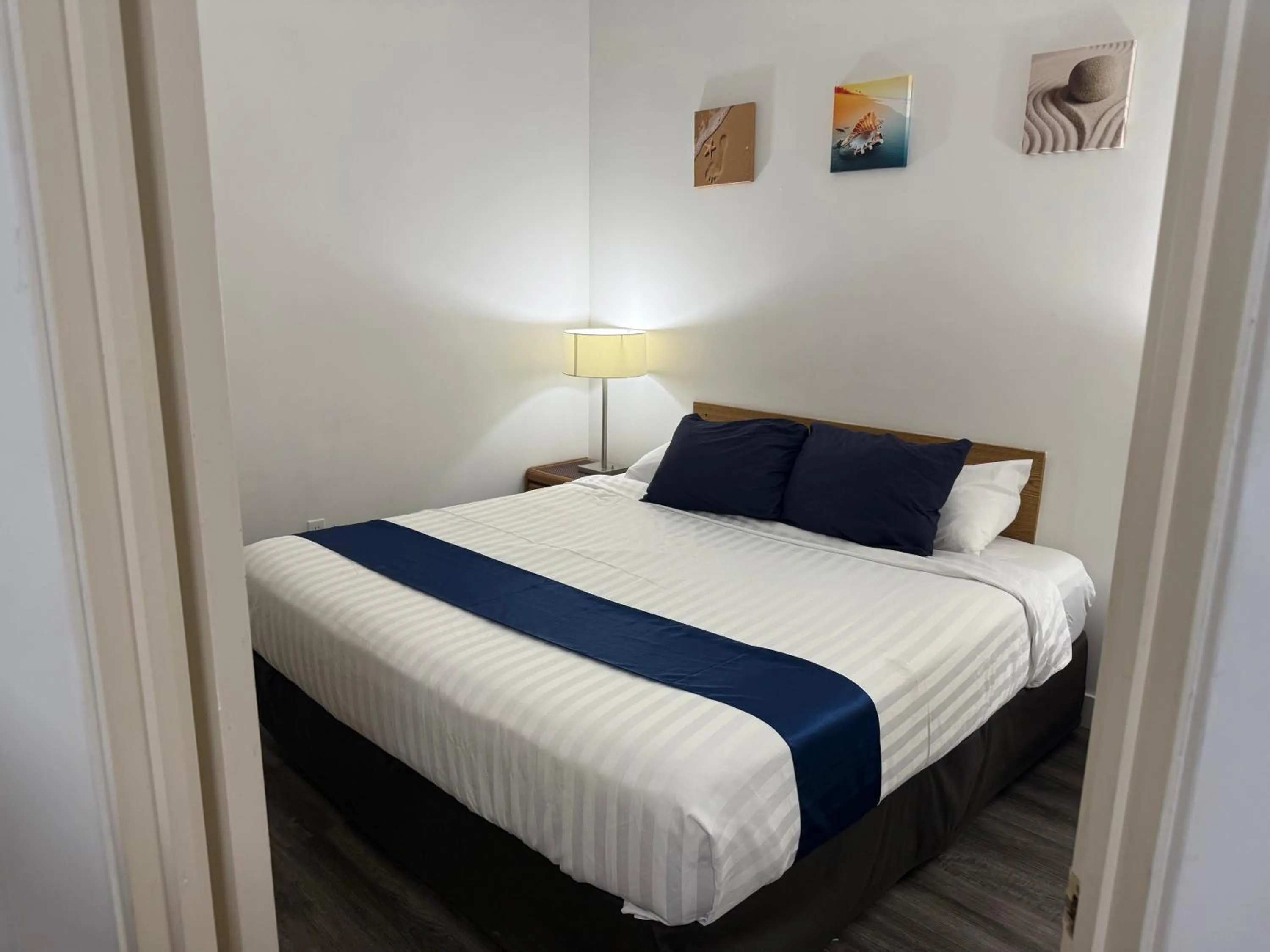 Bedroom, Bed in Sand Pebbles Inn