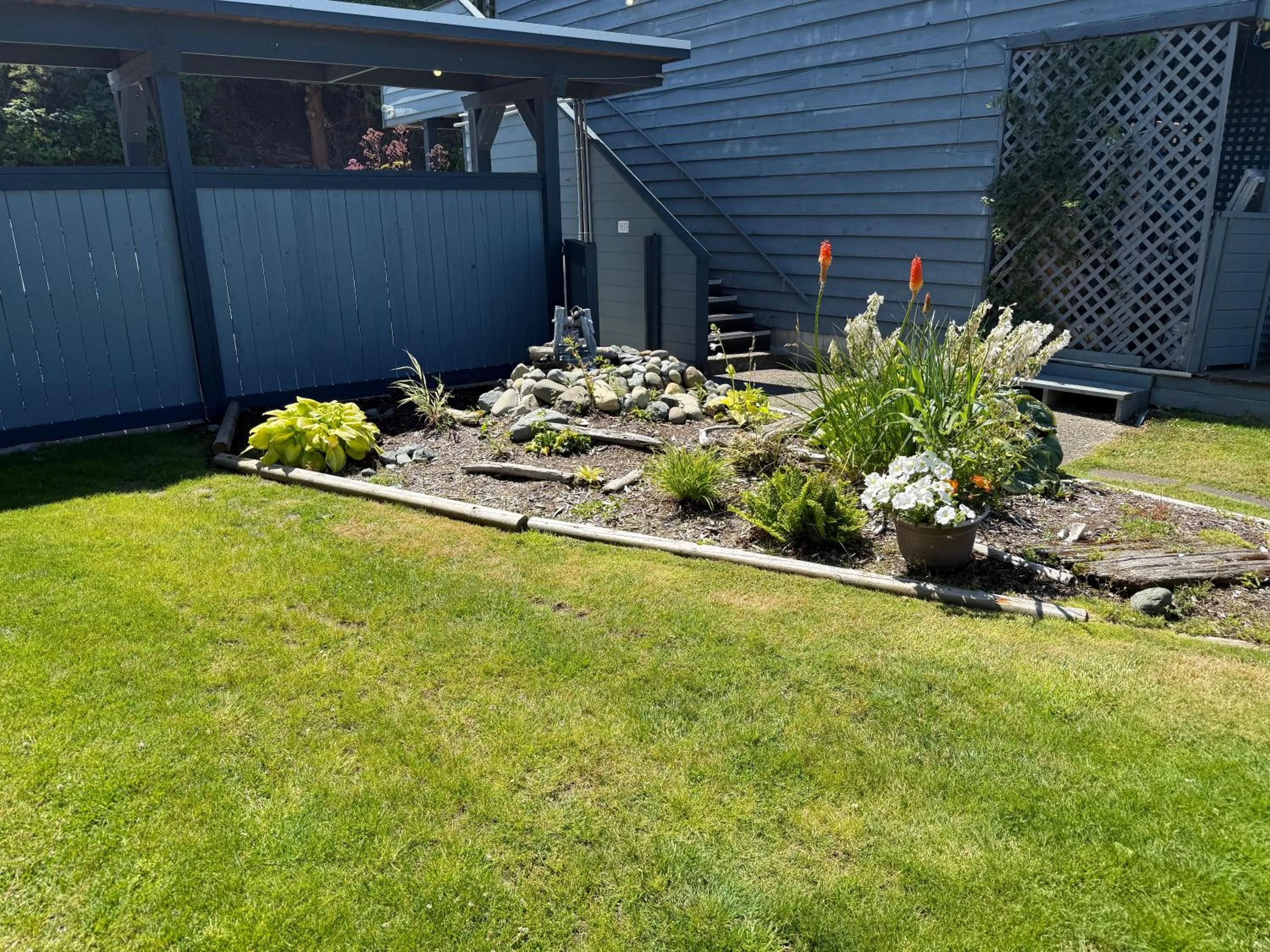 Garden in Sand Pebbles Inn