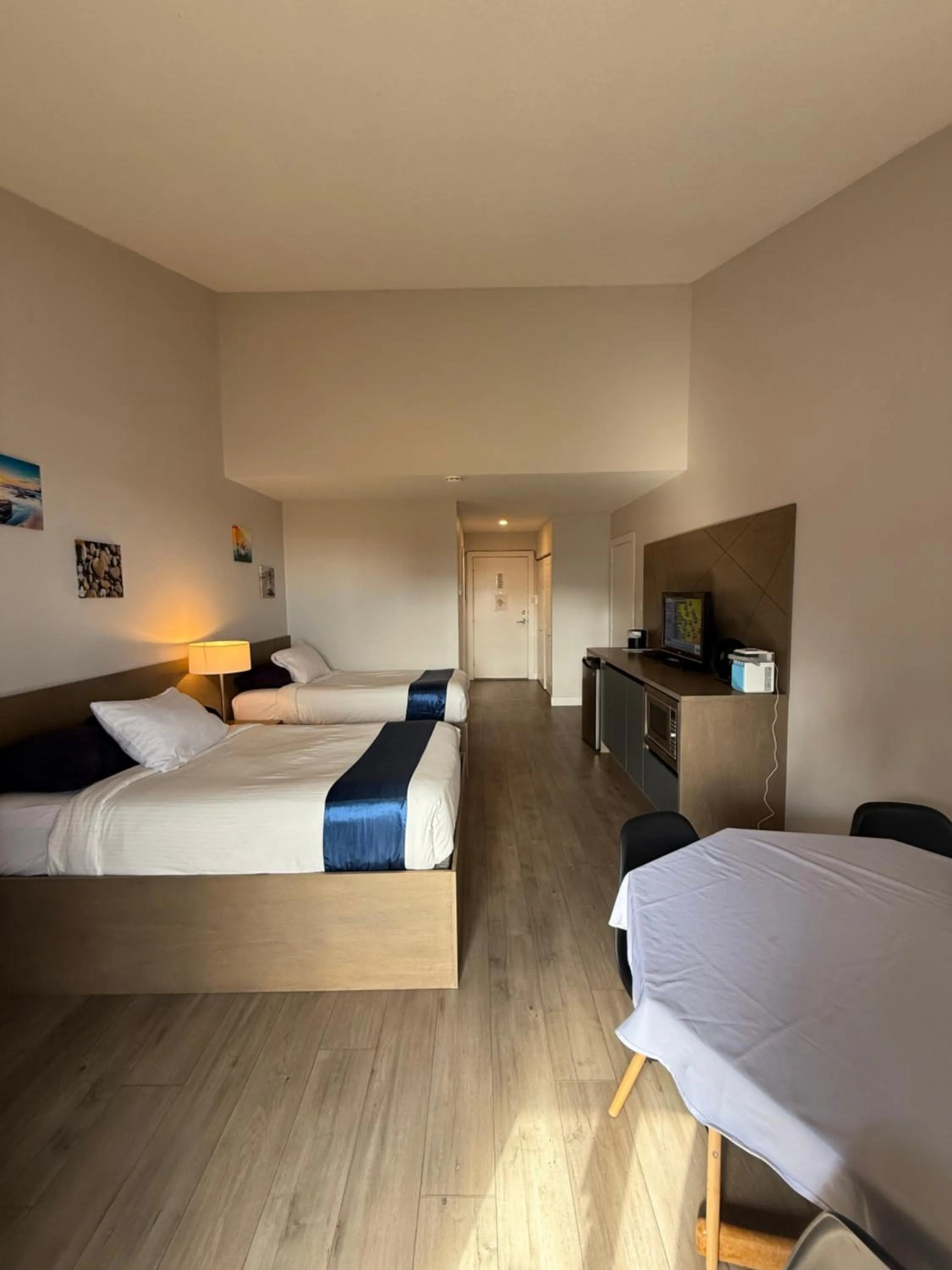 Photo of the whole room, Bed in Sand Pebbles Inn