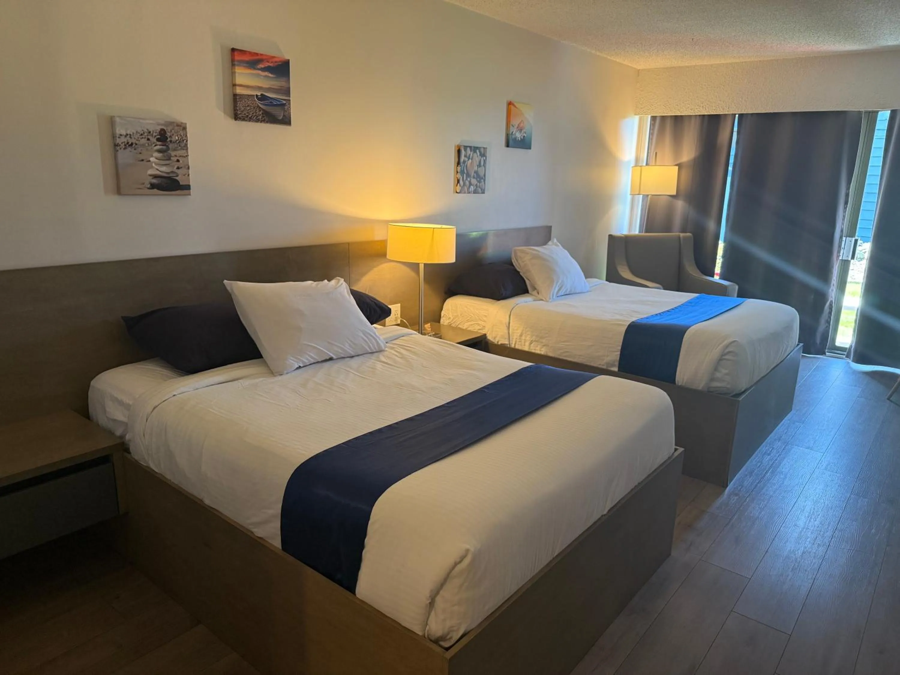 Bed in Sand Pebbles Inn