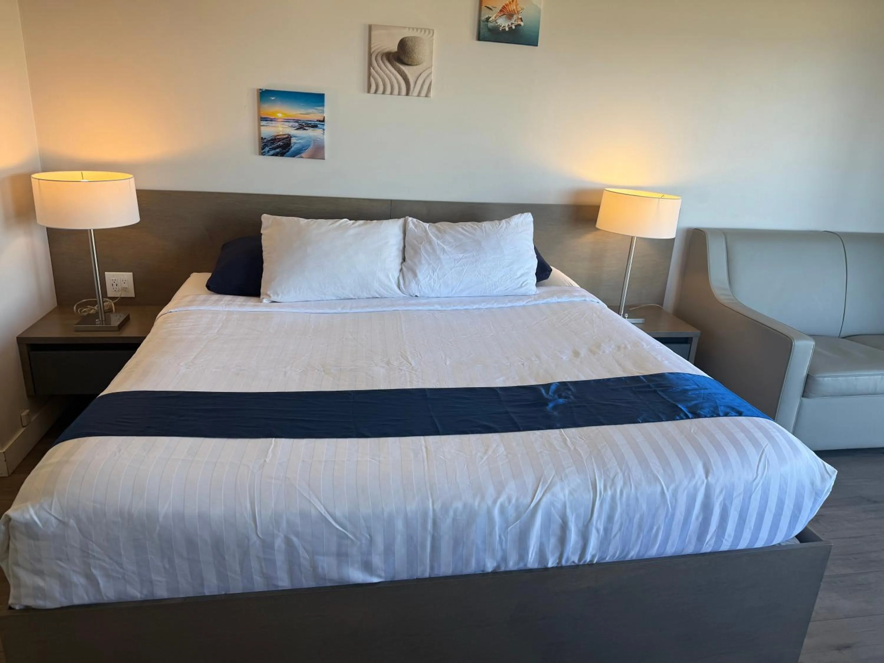 Bed in Sand Pebbles Inn