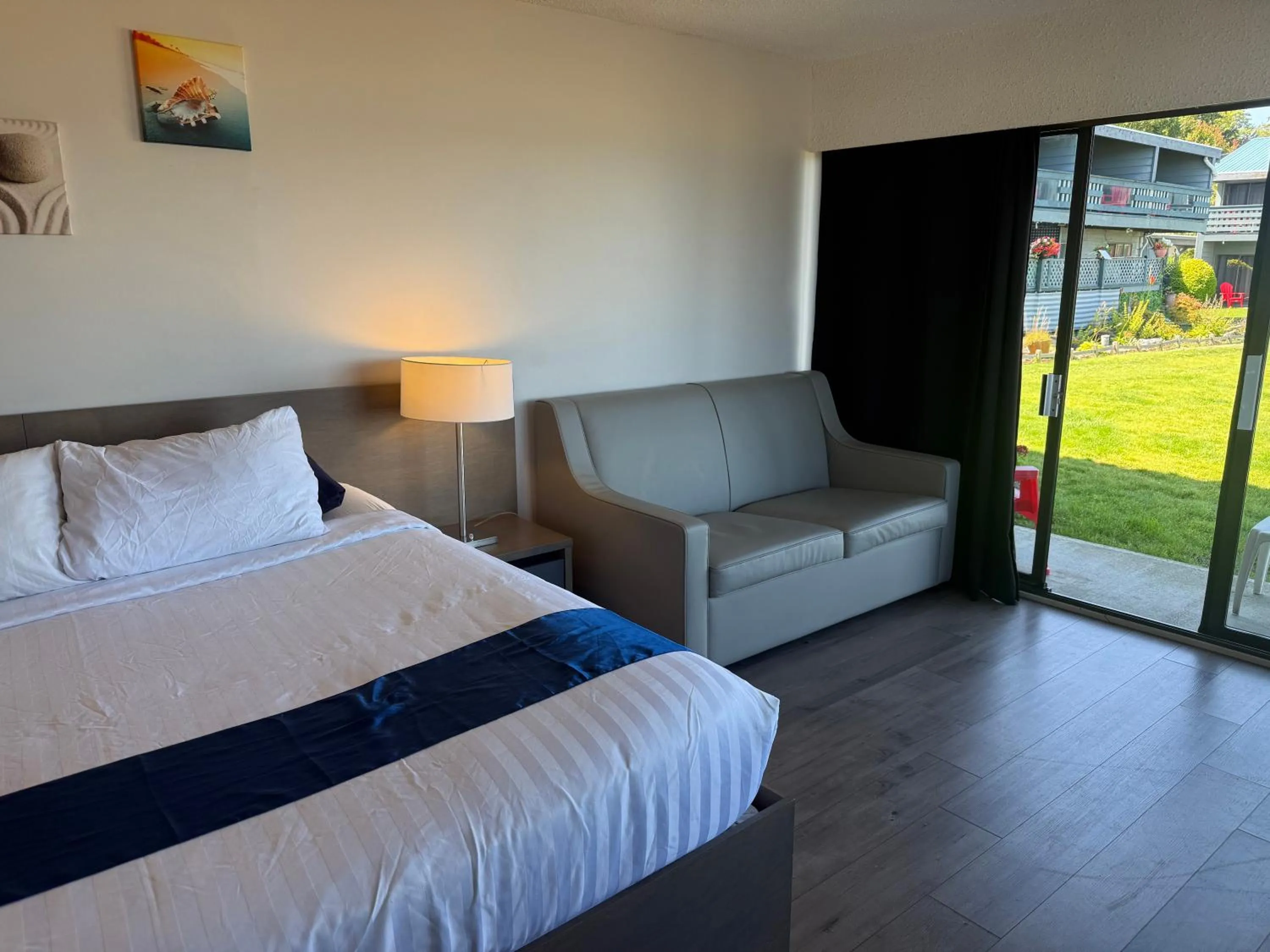 Seating area, Bed in Sand Pebbles Inn