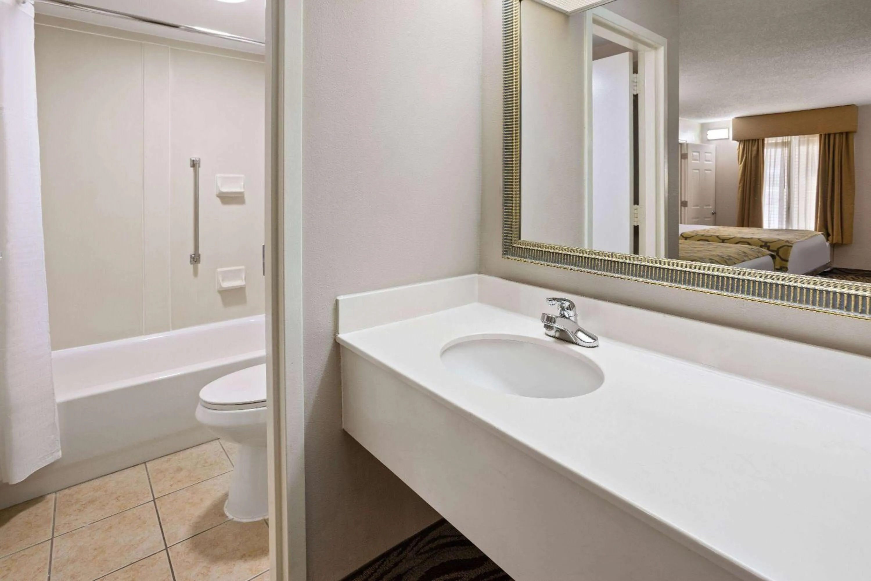 TV and multimedia in Baymont by Wyndham Griffin