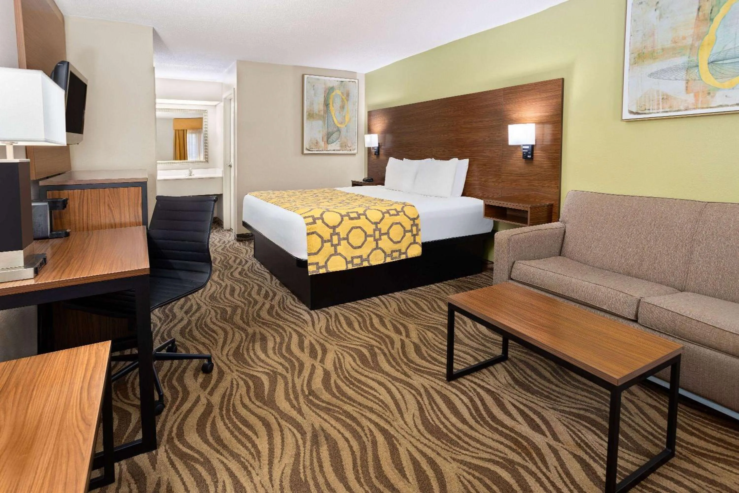 Photo of the whole room, Bed in Baymont by Wyndham Griffin