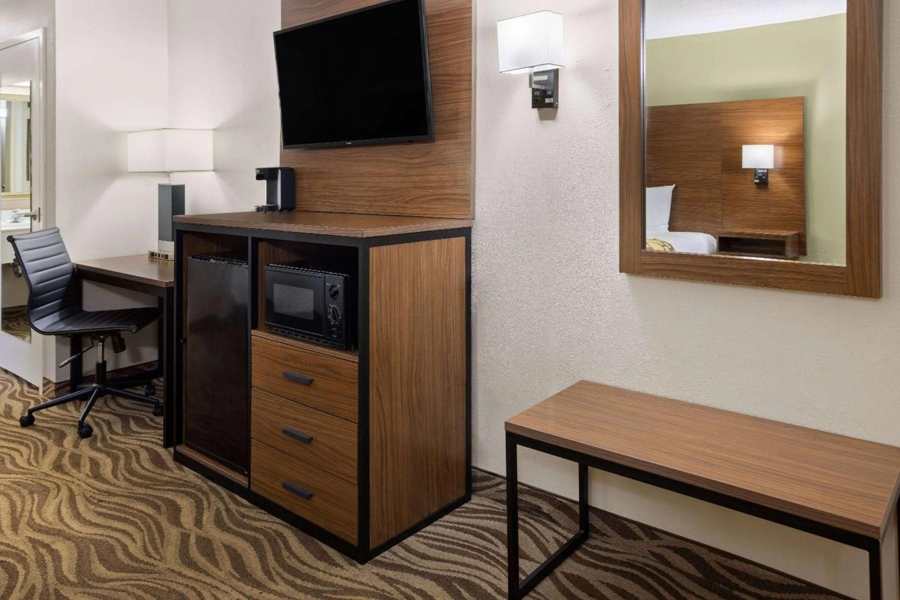 Photo of the whole room in Baymont by Wyndham Griffin