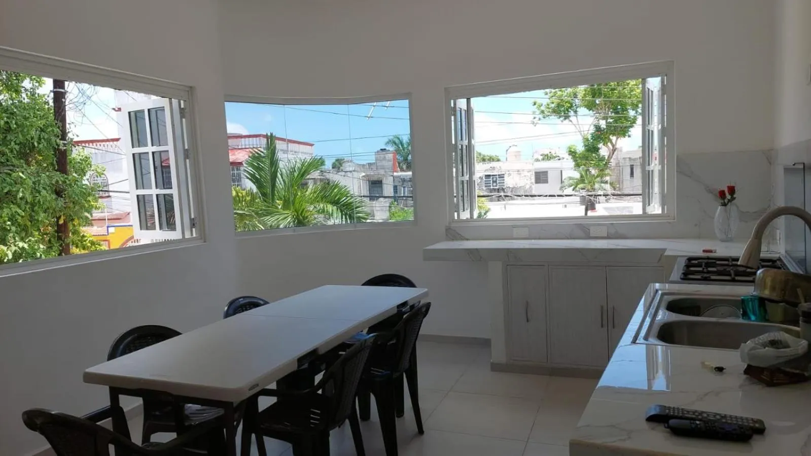 Communal kitchen in Thelmar Rooms Cancun