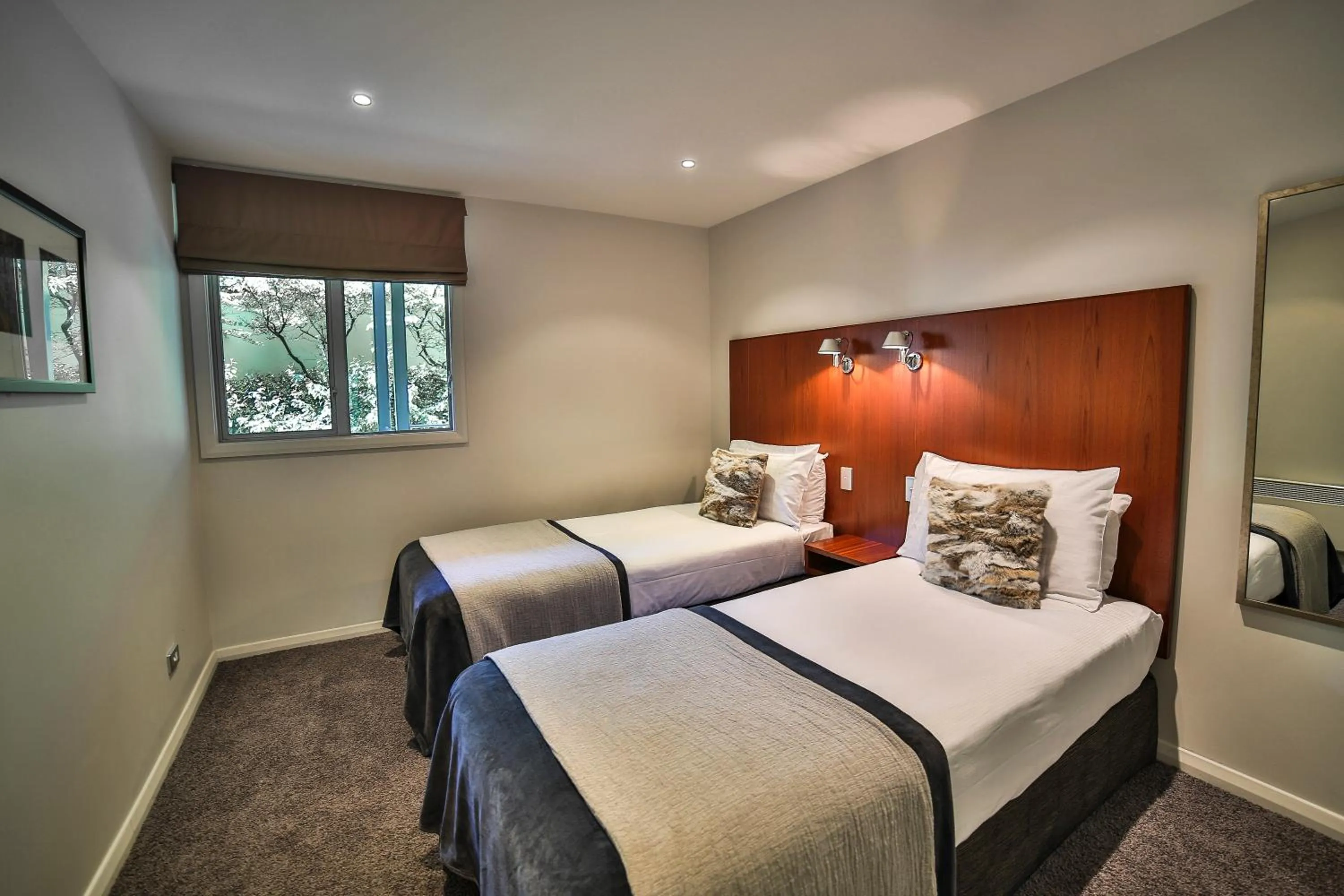 Bed in Lakeside Apartments