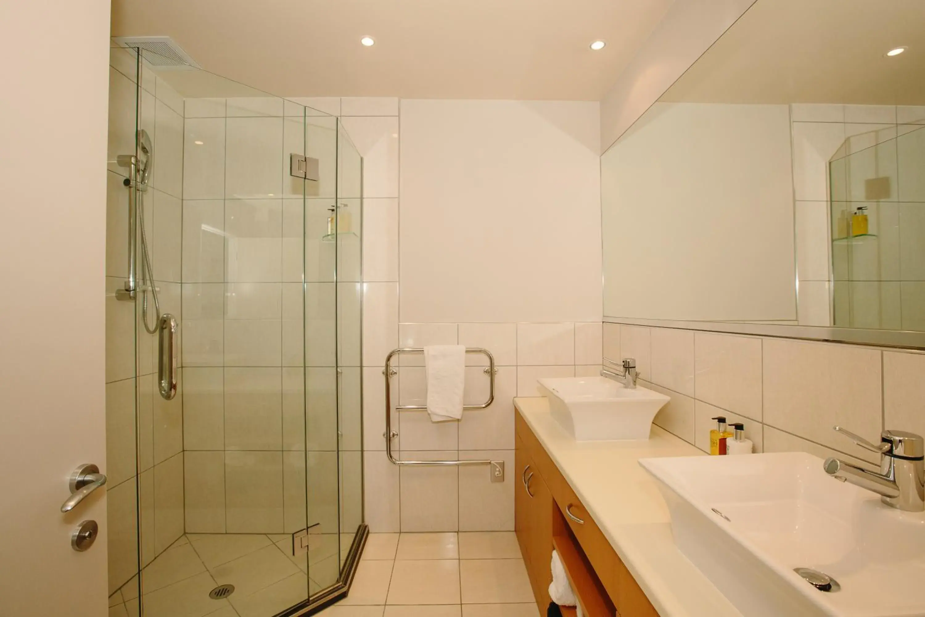 Premier One-Bedroom Apartment in Lakeside Apartments Premier One-Bedroom Apartment in Lakeside Apartments