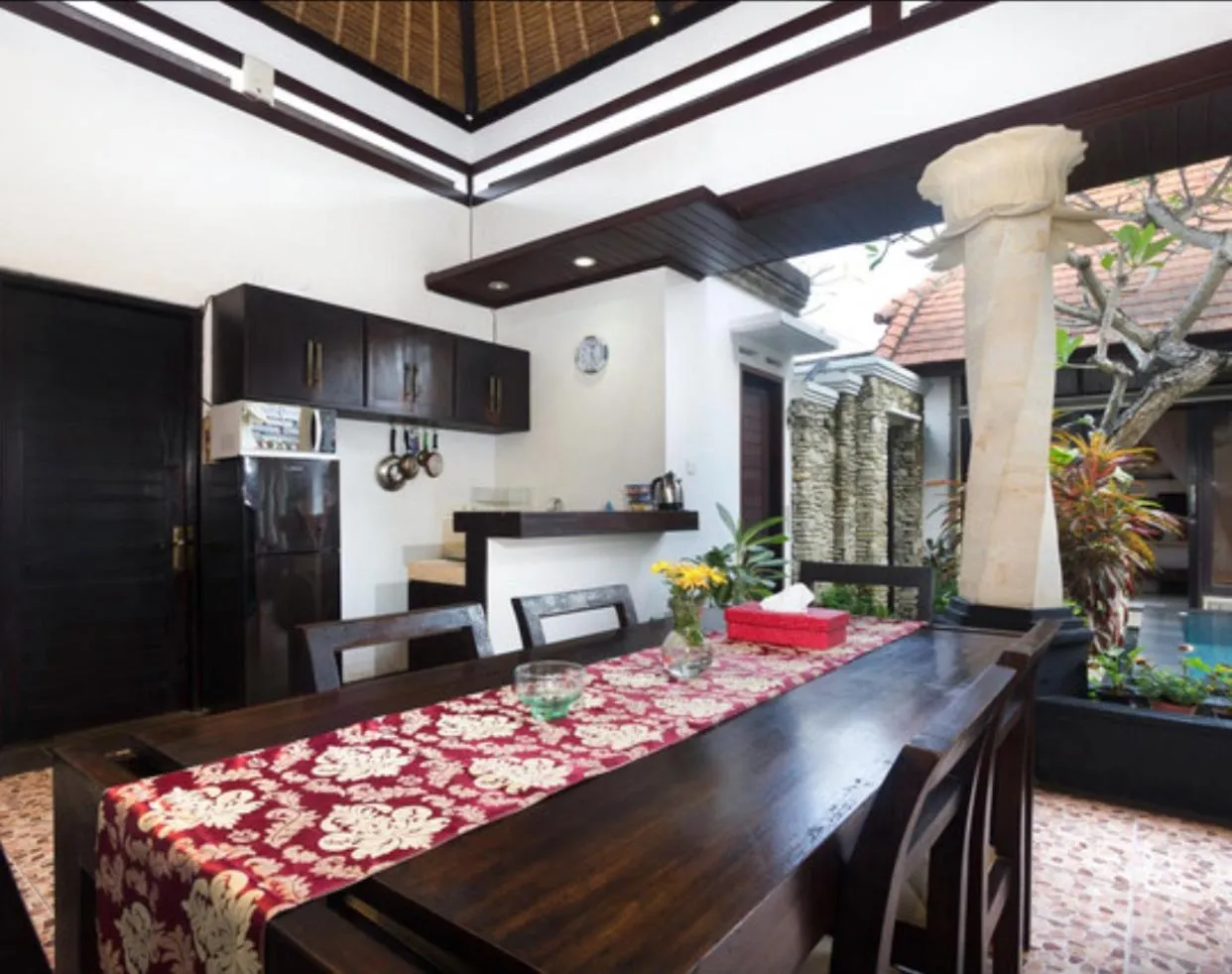 Kitchen or kitchenette in Villa Cantik Tresna