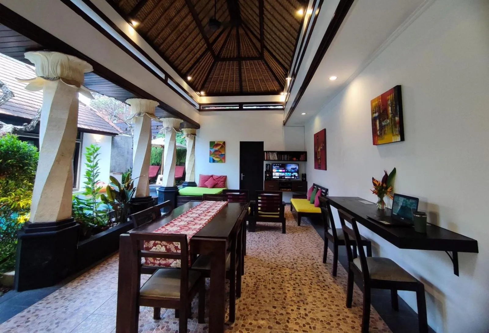 Restaurant/places to eat in Villa Cantik Tresna