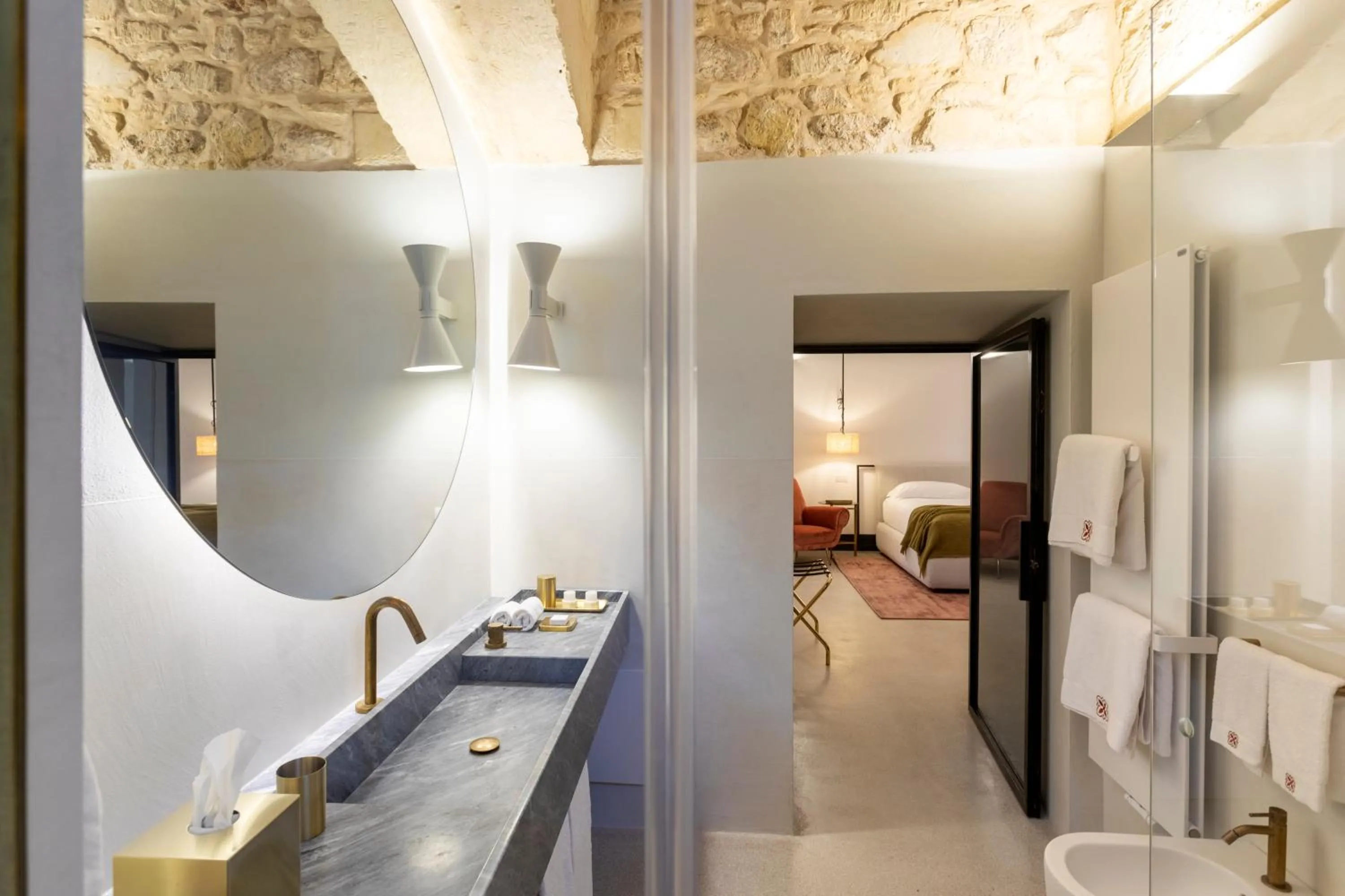 Bathroom, Bed in Palazzo De Noha - Boutique Hotel