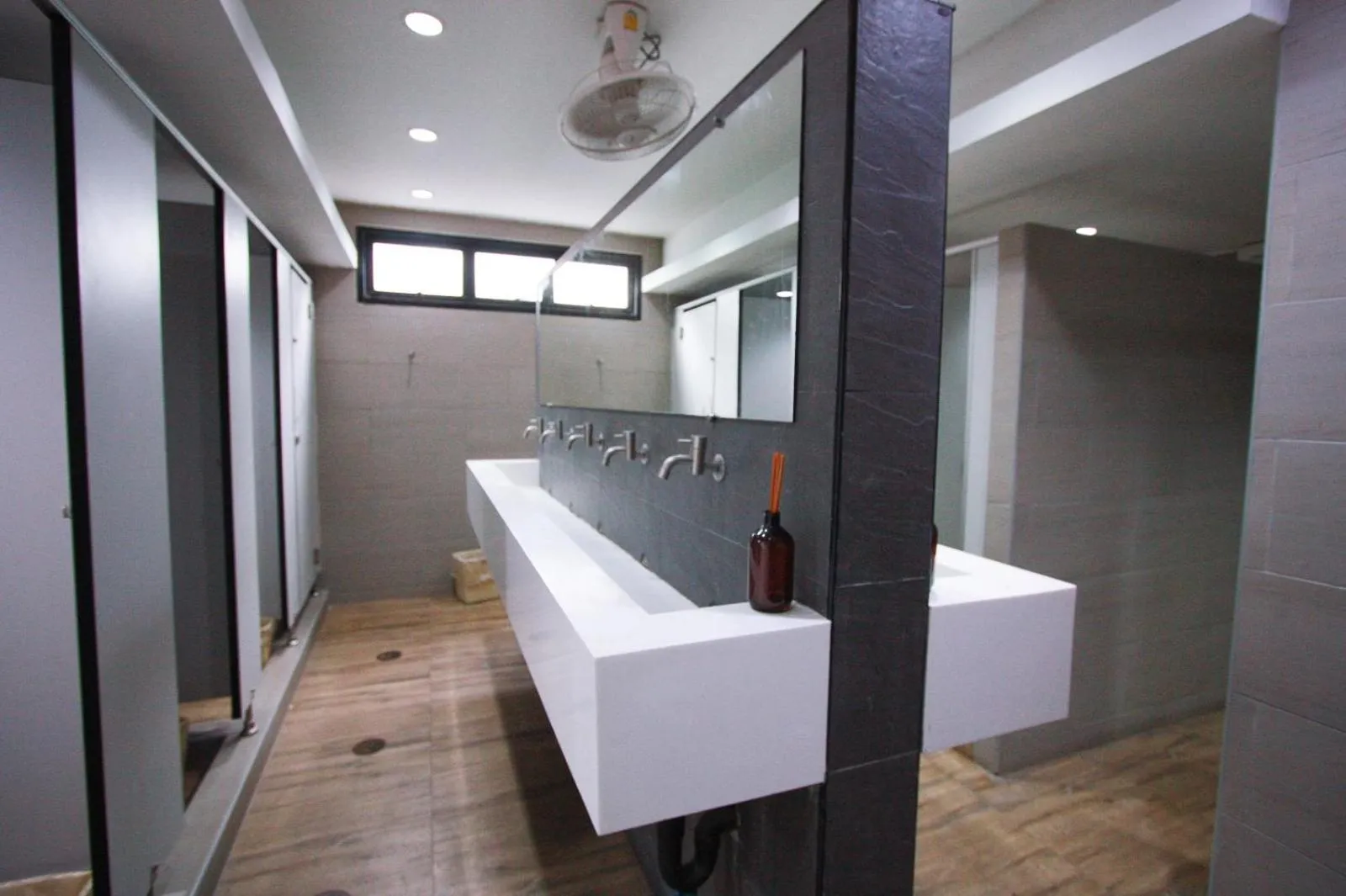 Bathroom in 18 Coins Budget Hotel