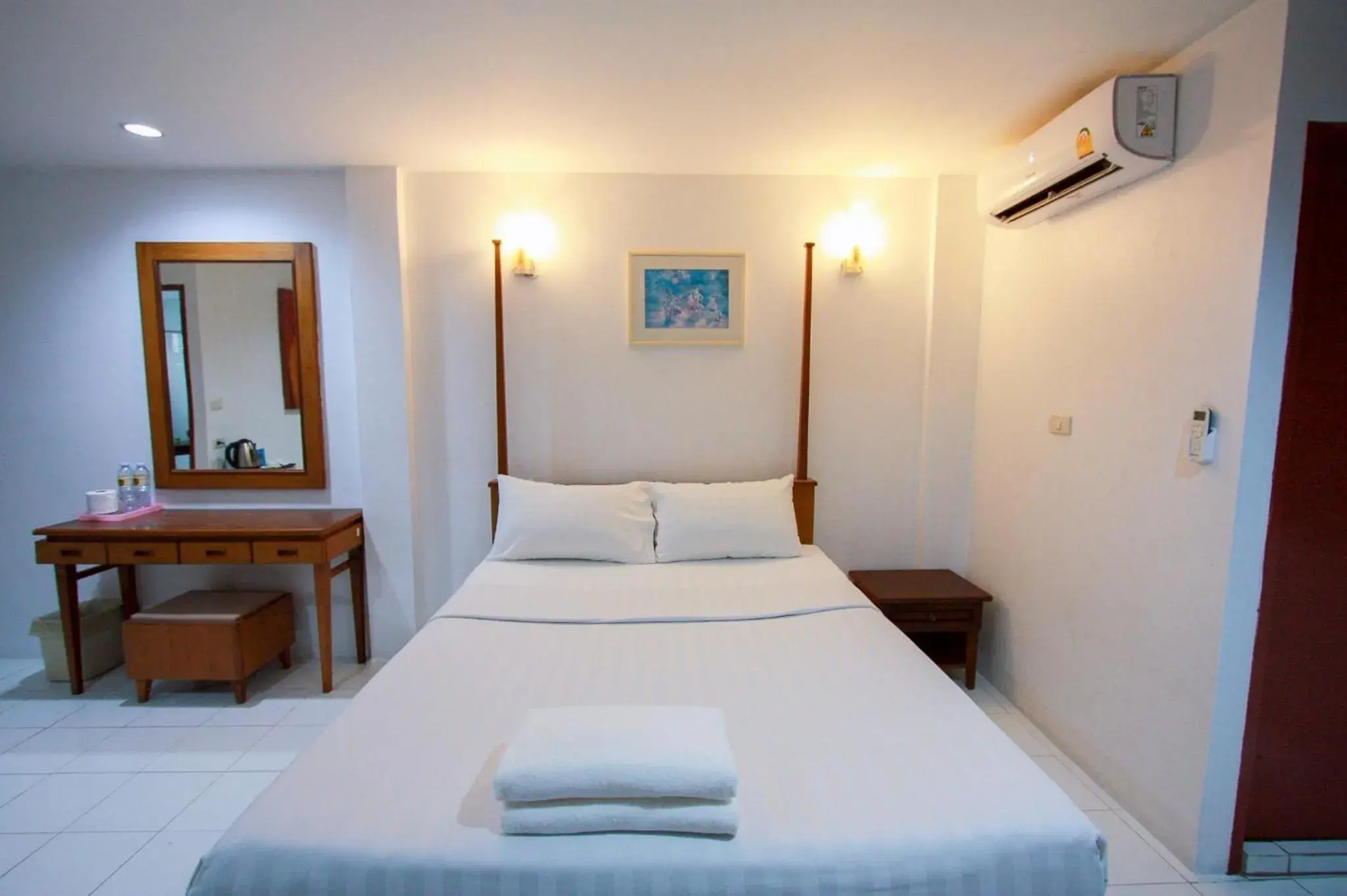 Deluxe Room in 18 Coins Budget Hotel Deluxe Room in 18 Coins Budget Hotel