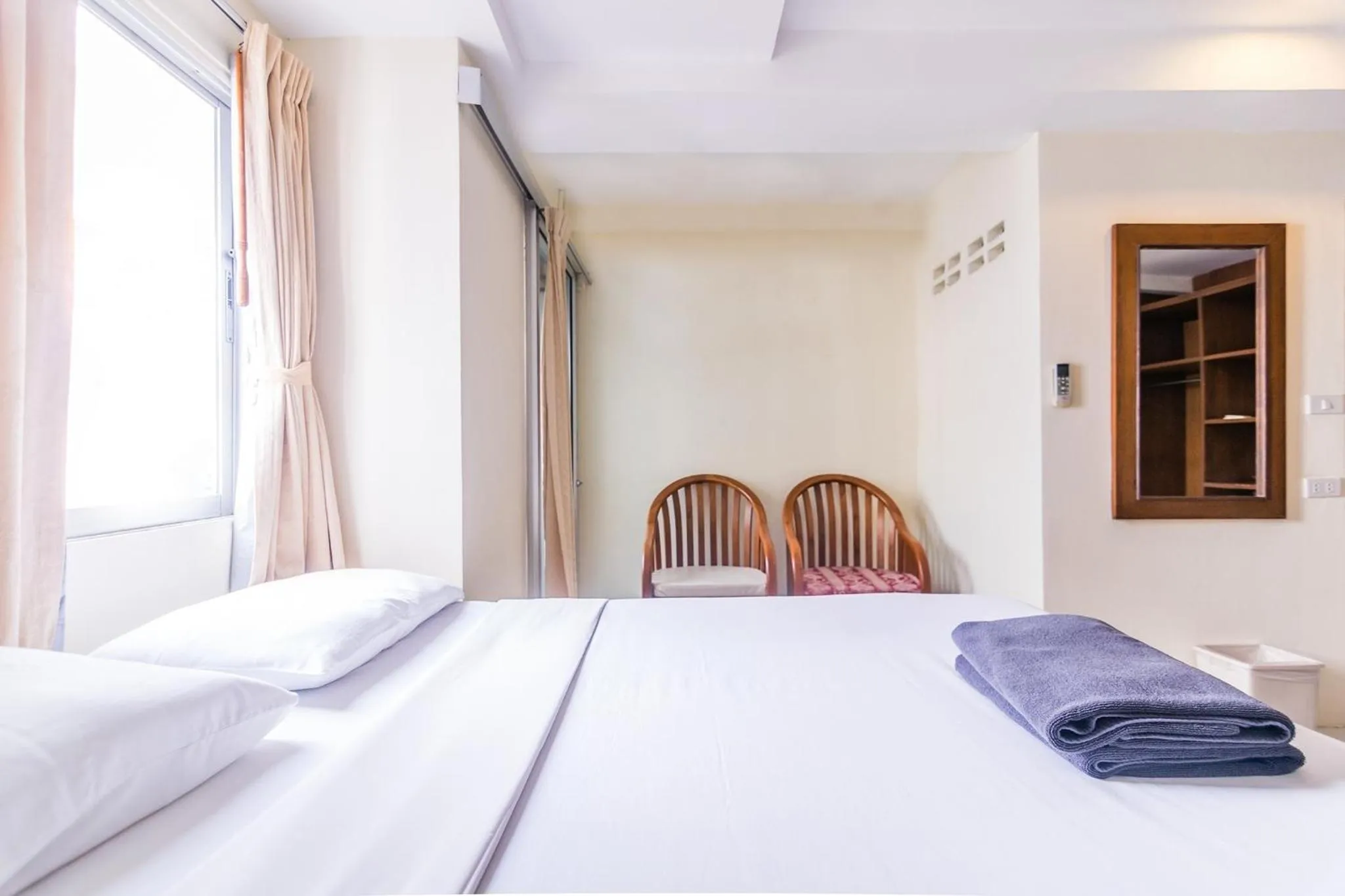 Seating area, Bed in 18 Coins Budget Hotel