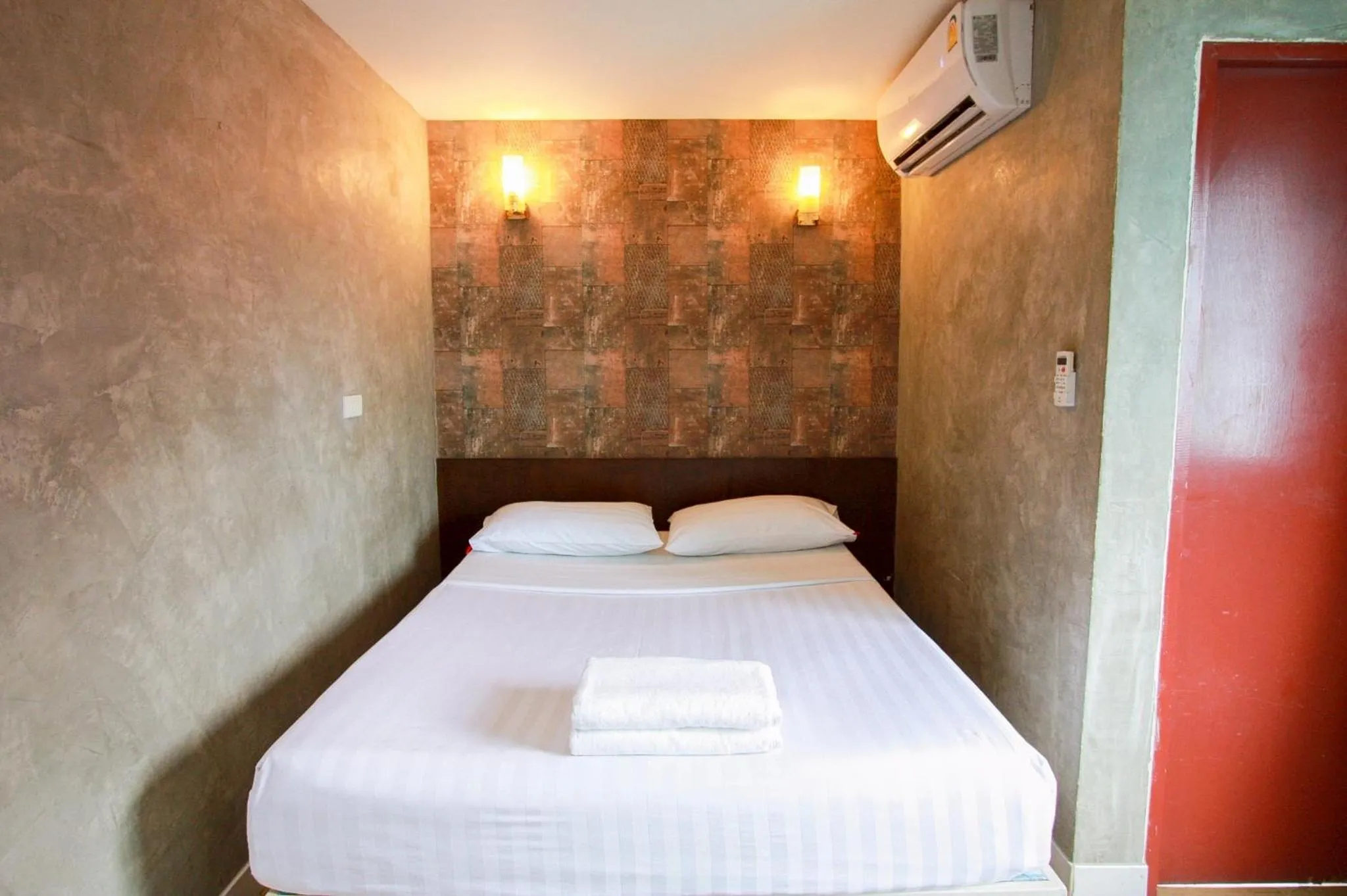 Bed in 18 Coins Budget Hotel