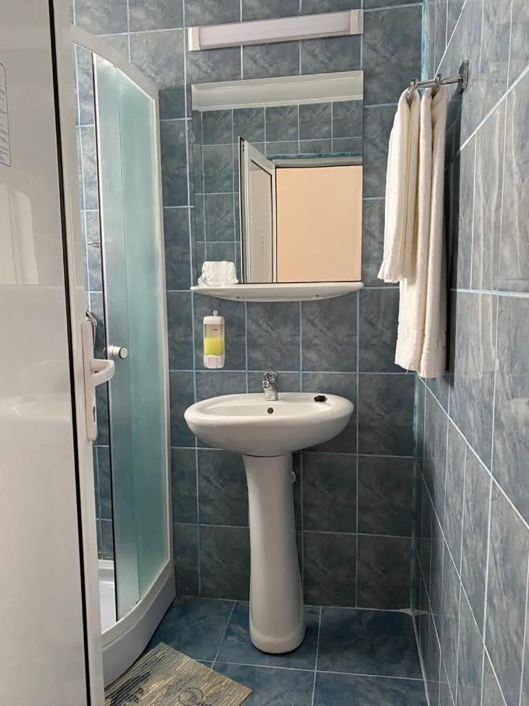 Shower in Hotel Violeta