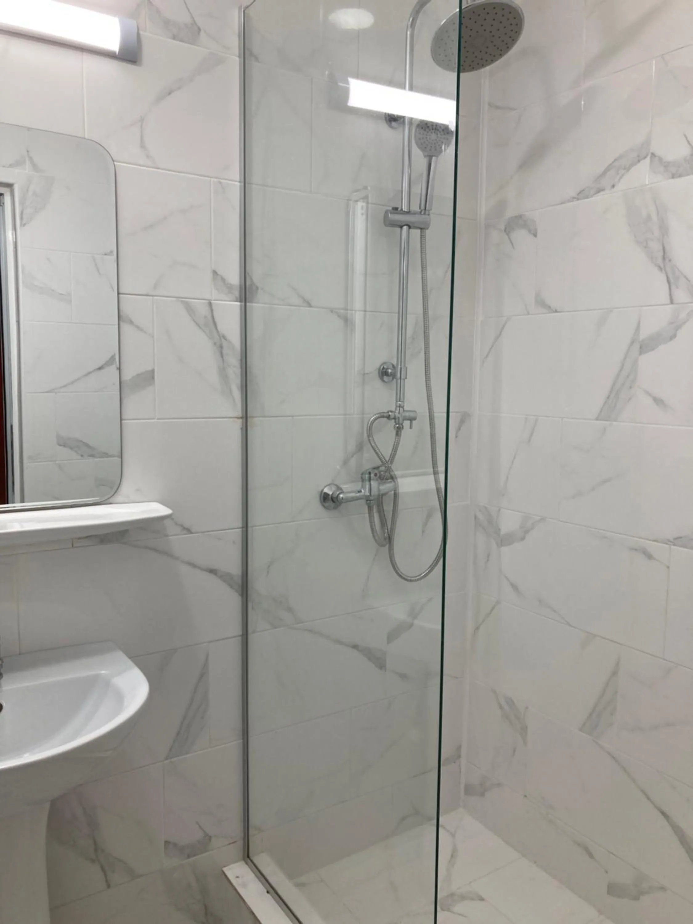 Shower in Hotel Violeta