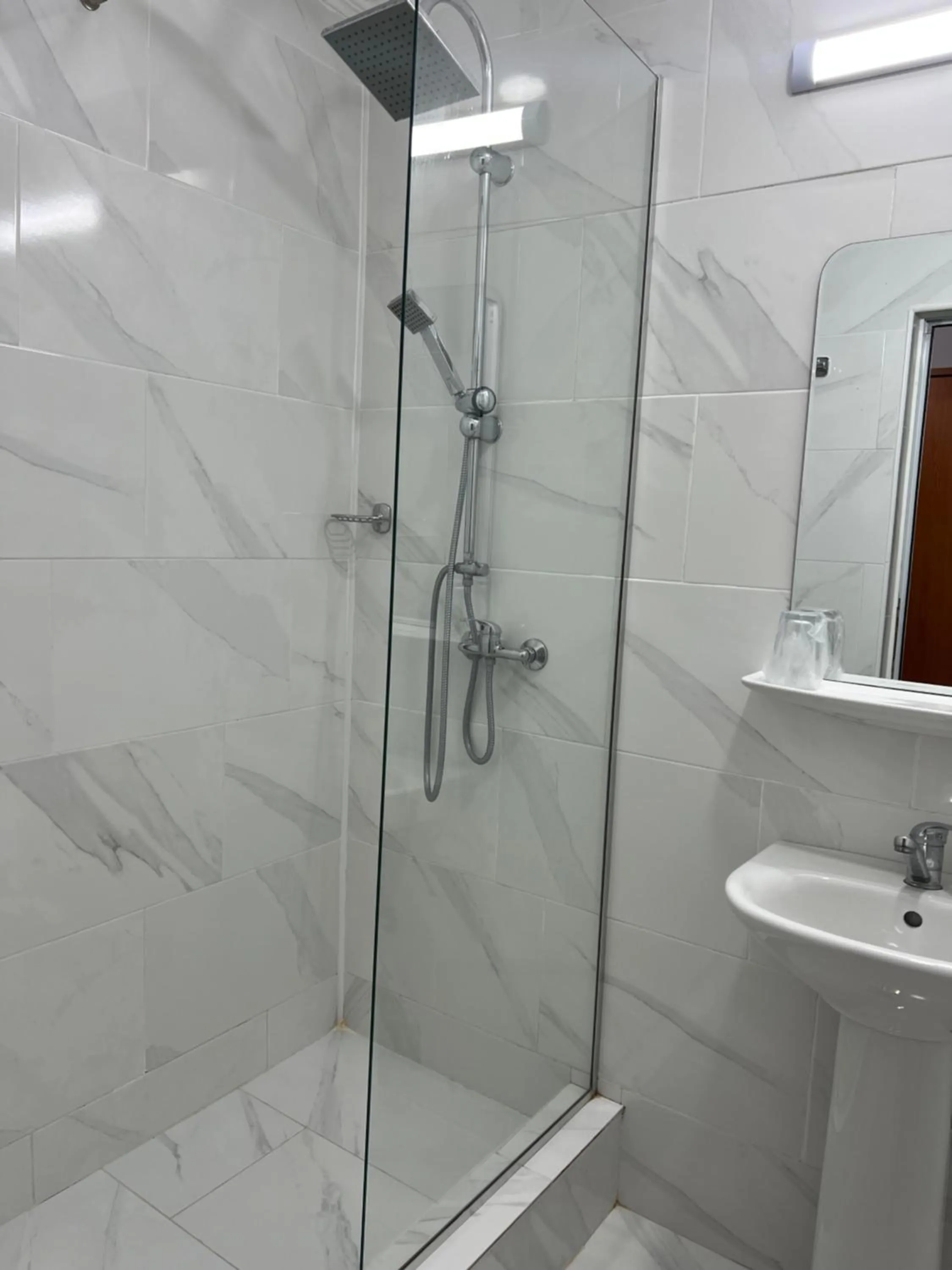 Shower in Hotel Violeta