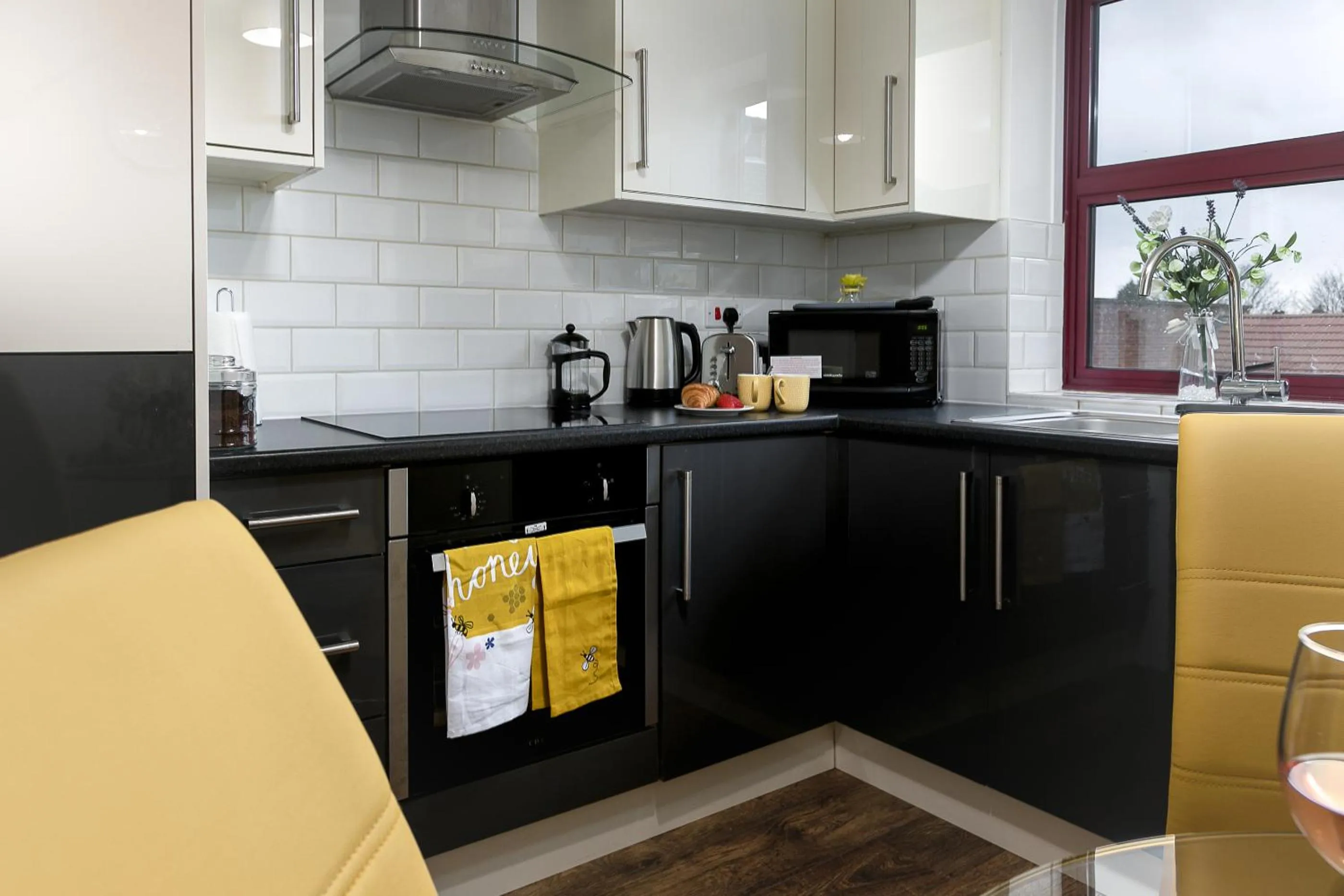 Kitchen or kitchenette in KVM - City Apartments - Contractors - Town Centre by KVM Stays