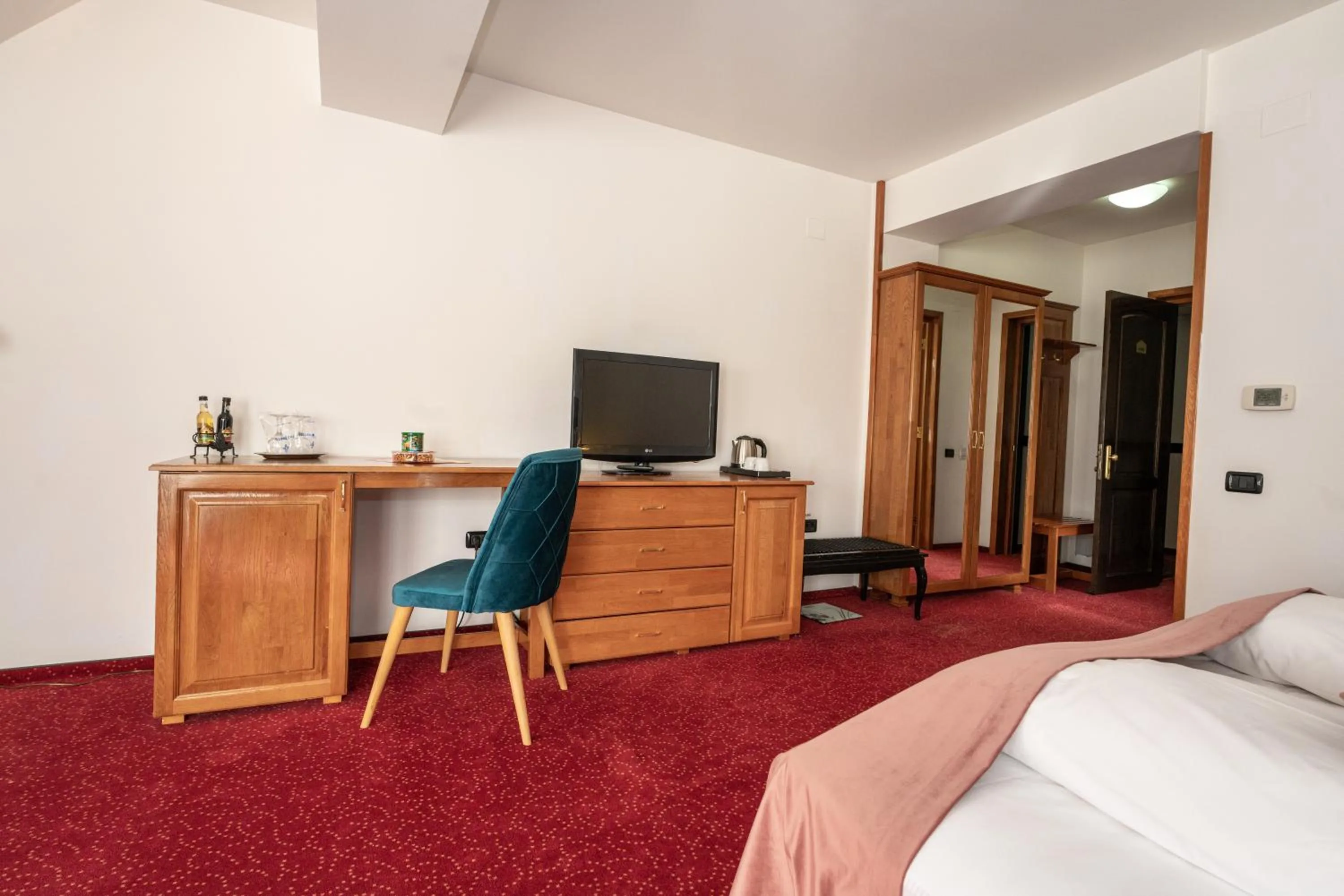 Communal lounge/ TV room, Bed in Hotel Cumpatu