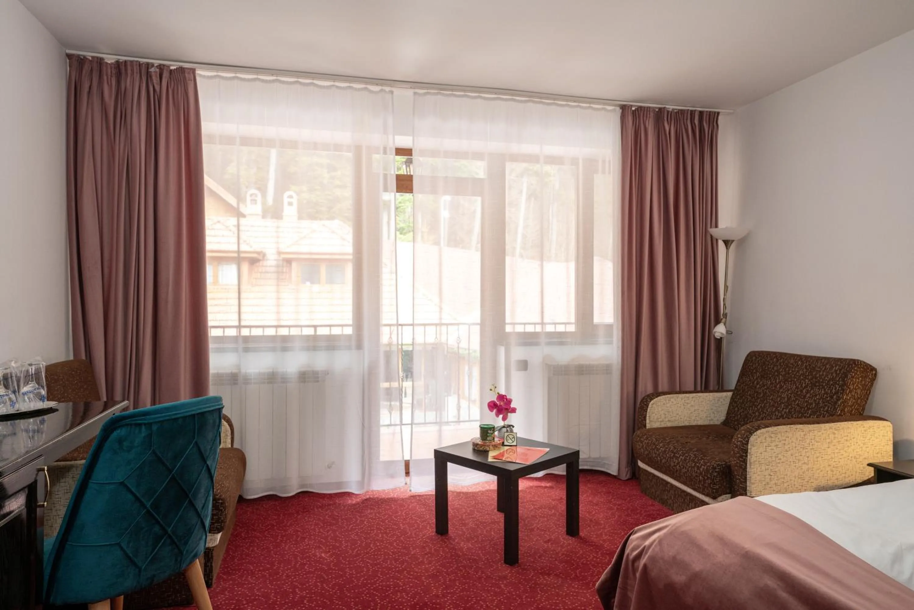 Seating area, Bed in Hotel Cumpatu