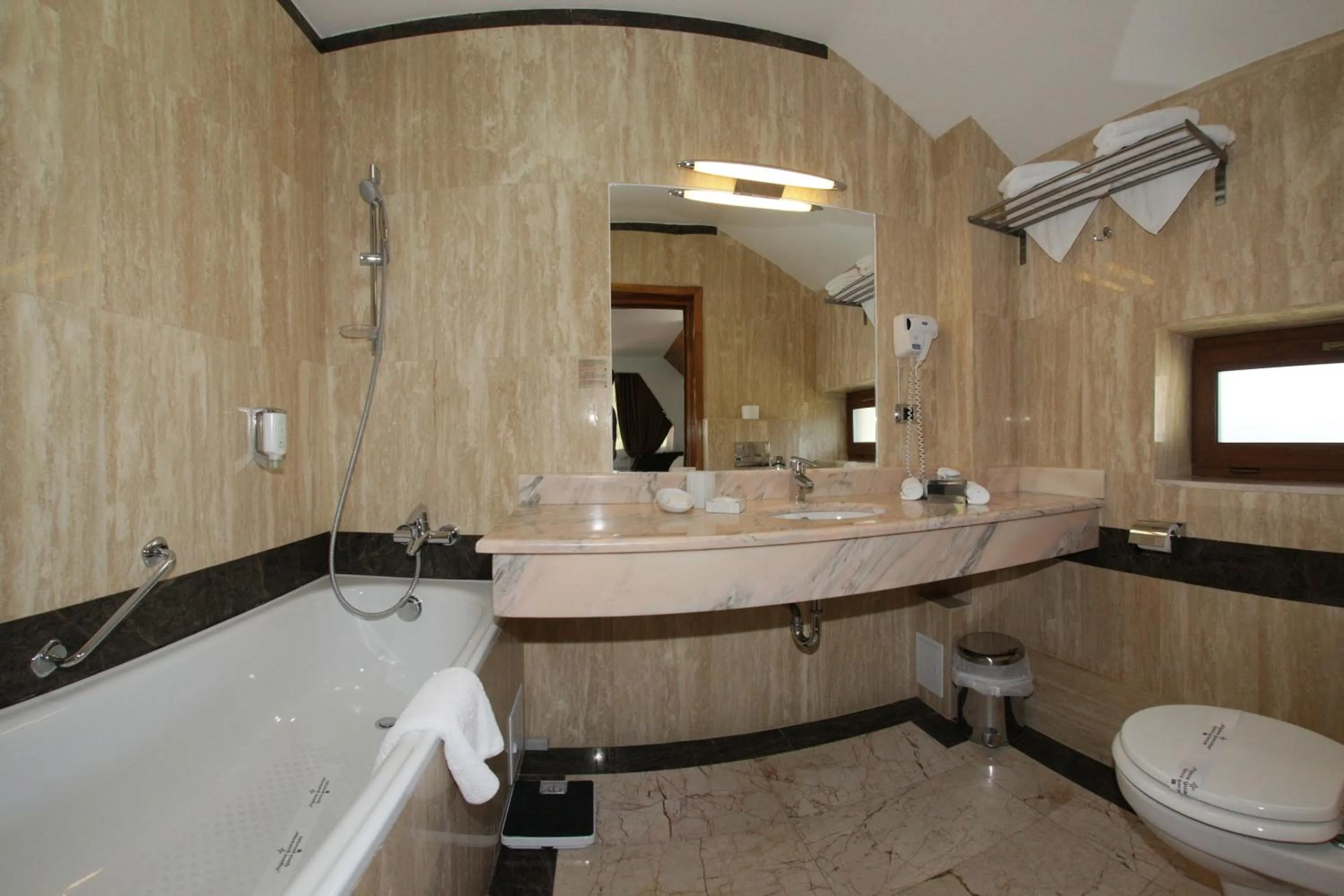 Shower in Hotel Cumpatu