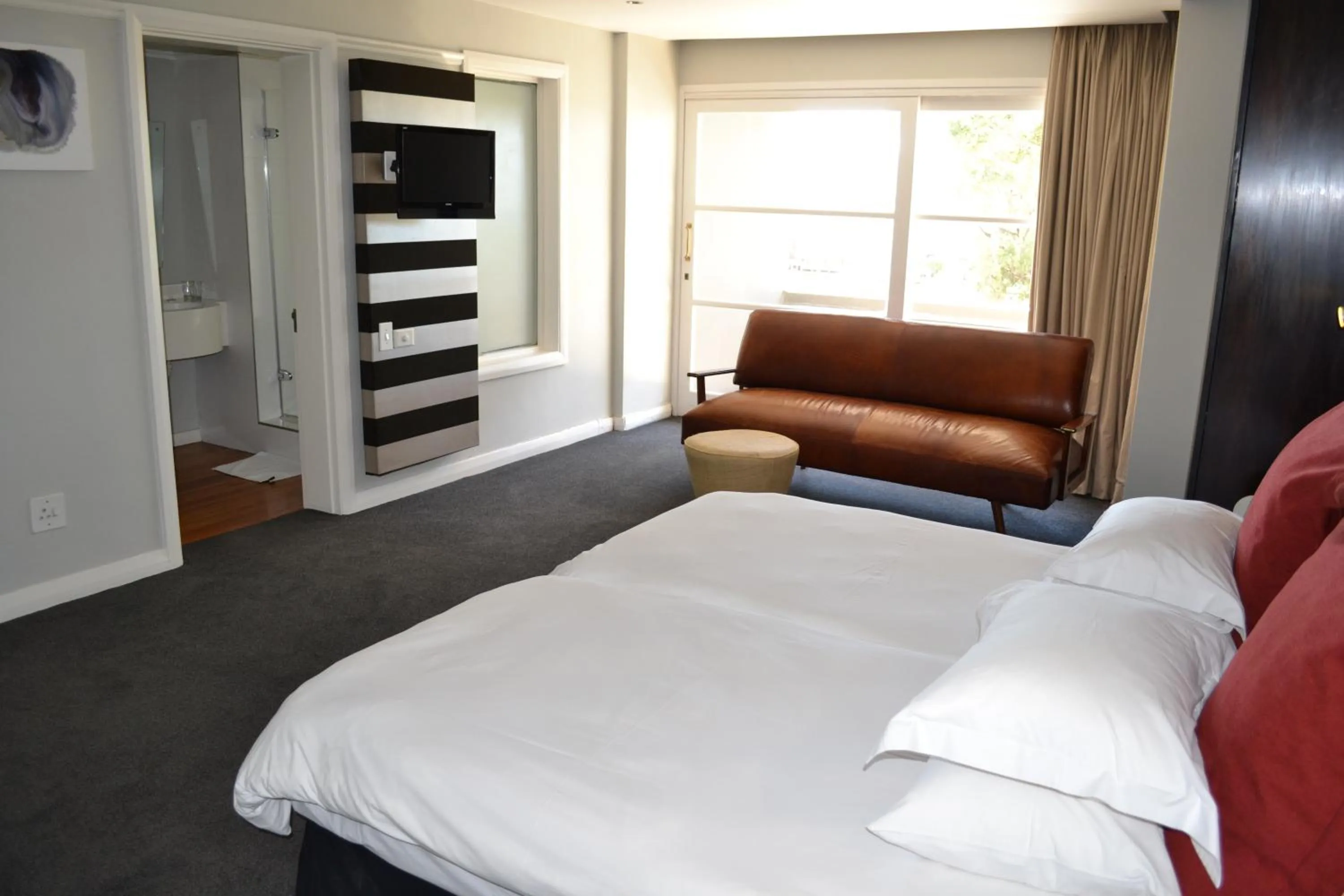 Photo of the whole room, Bed in Head South Lodge