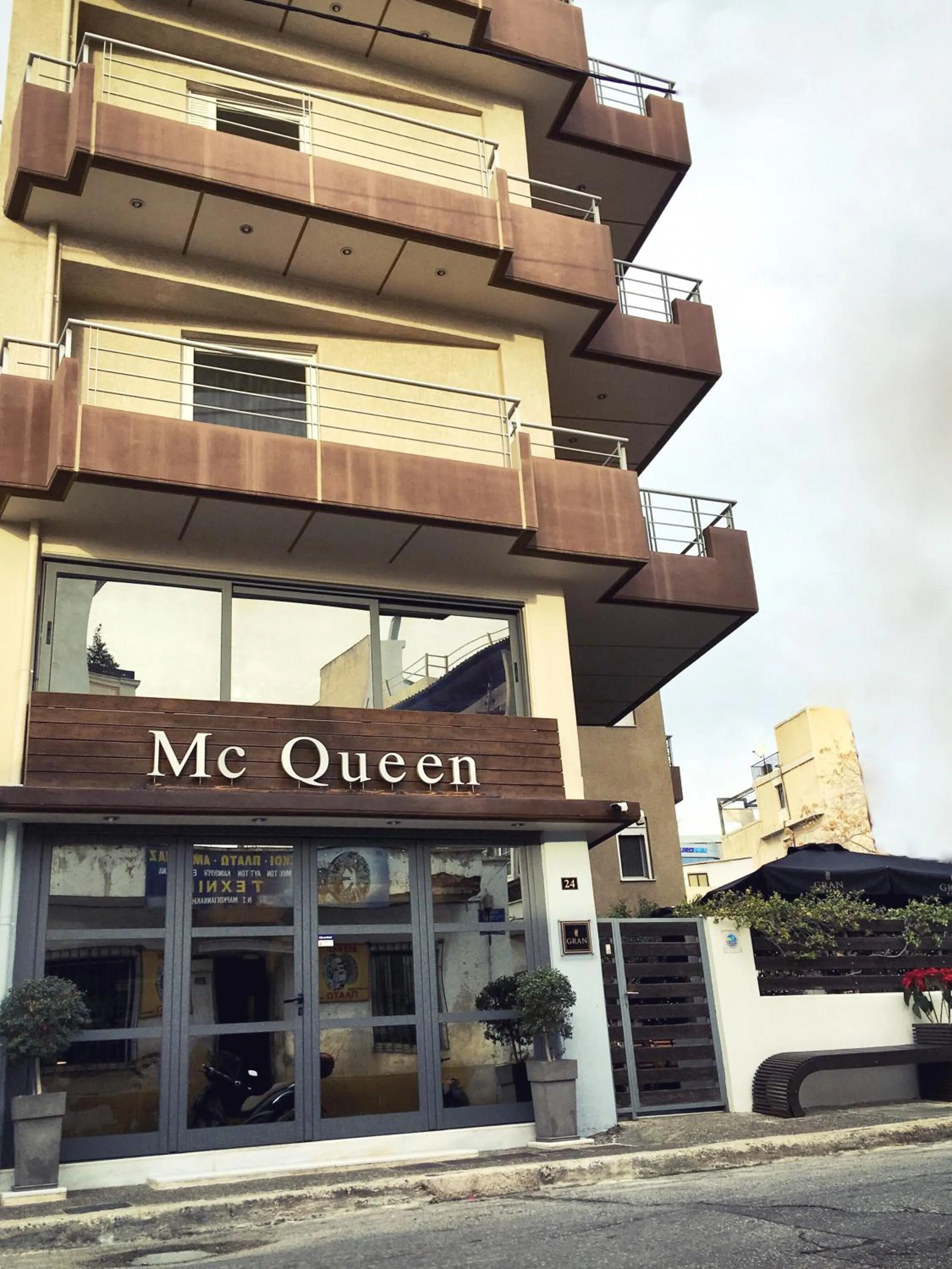 Facade/entrance in Mc Queen Rooms & Apartments
