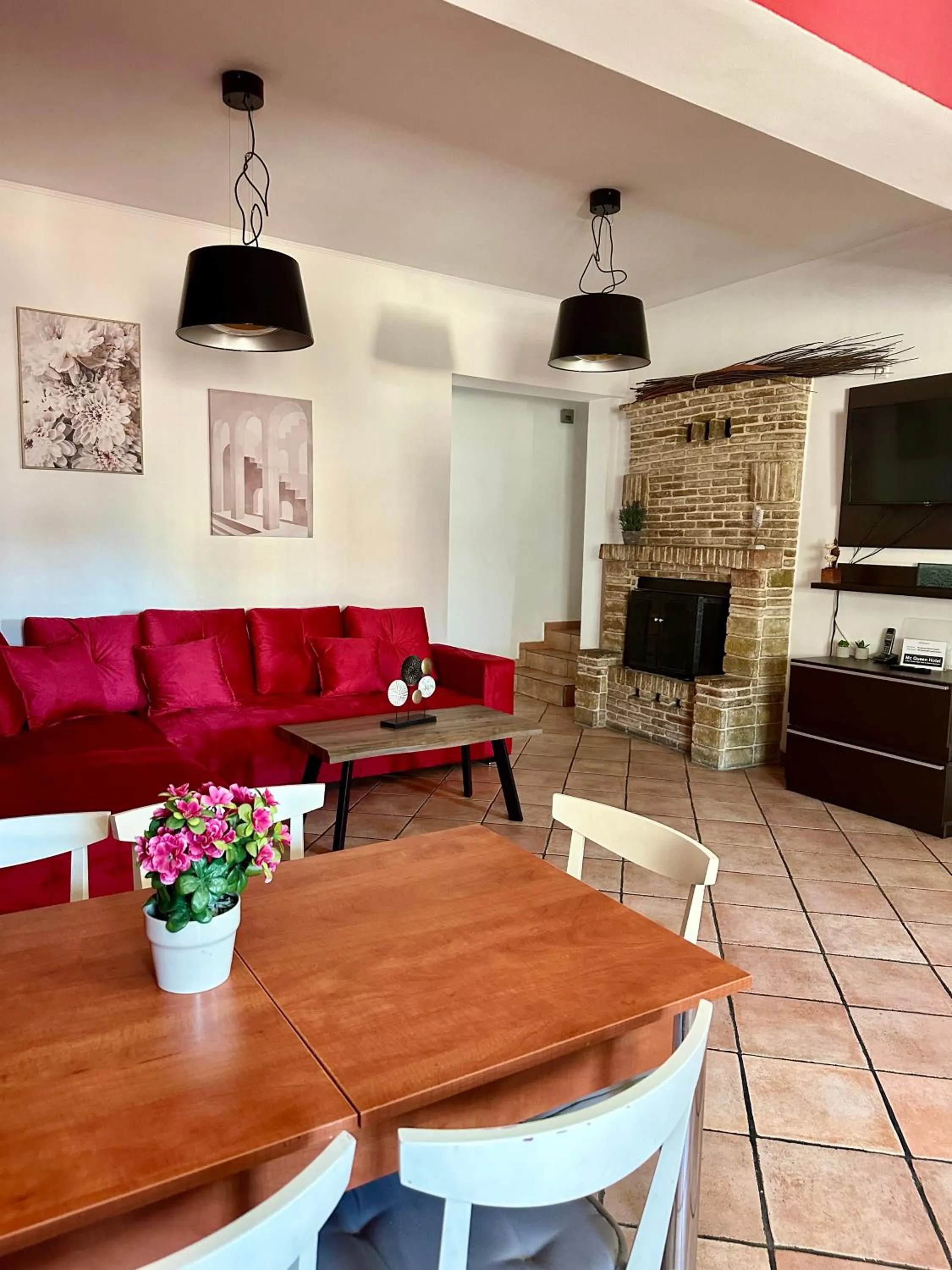 TV and multimedia in Mc Queen Rooms & Apartments