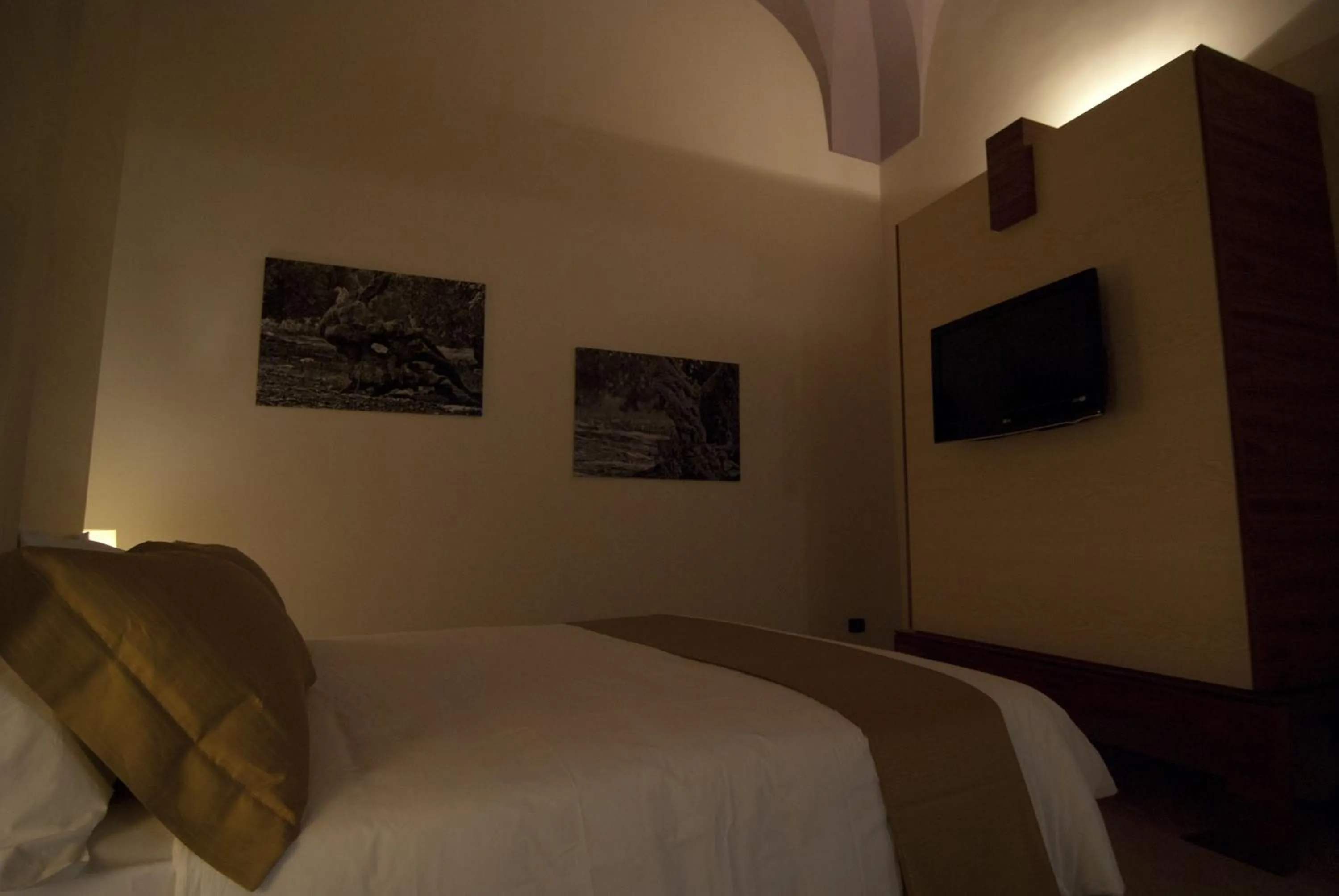 Photo of the whole room, Bed in Alvino Suite And Breakfast