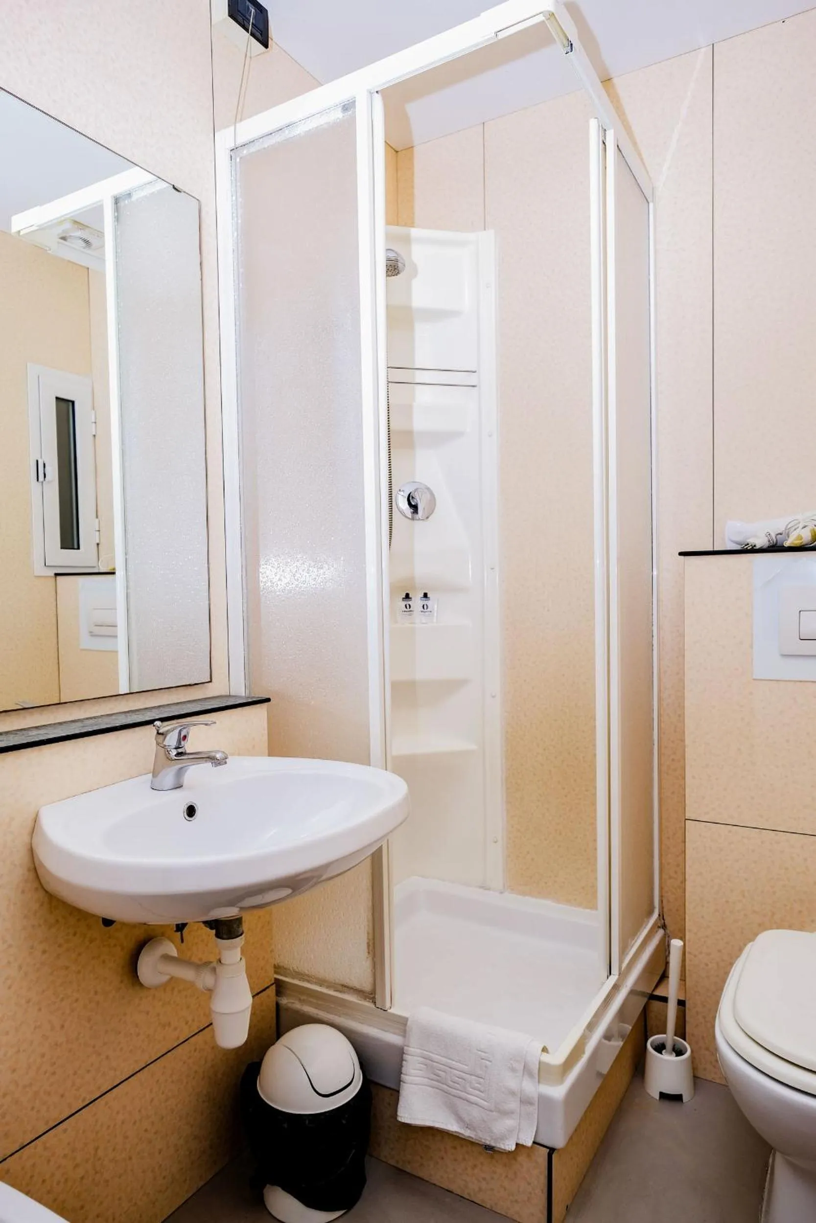 Shower in Albergo Caffaro