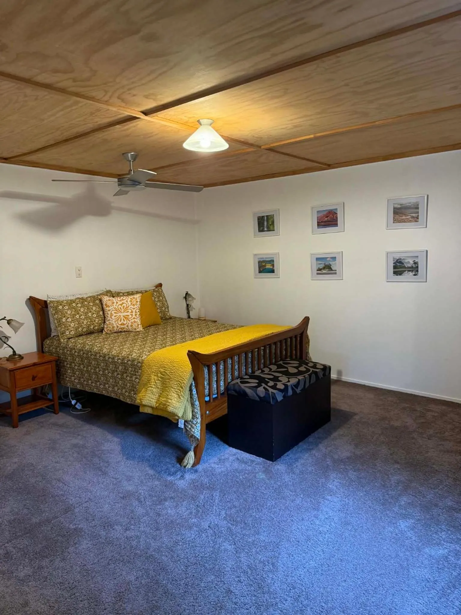 Property building, Bed in Poplar Creek