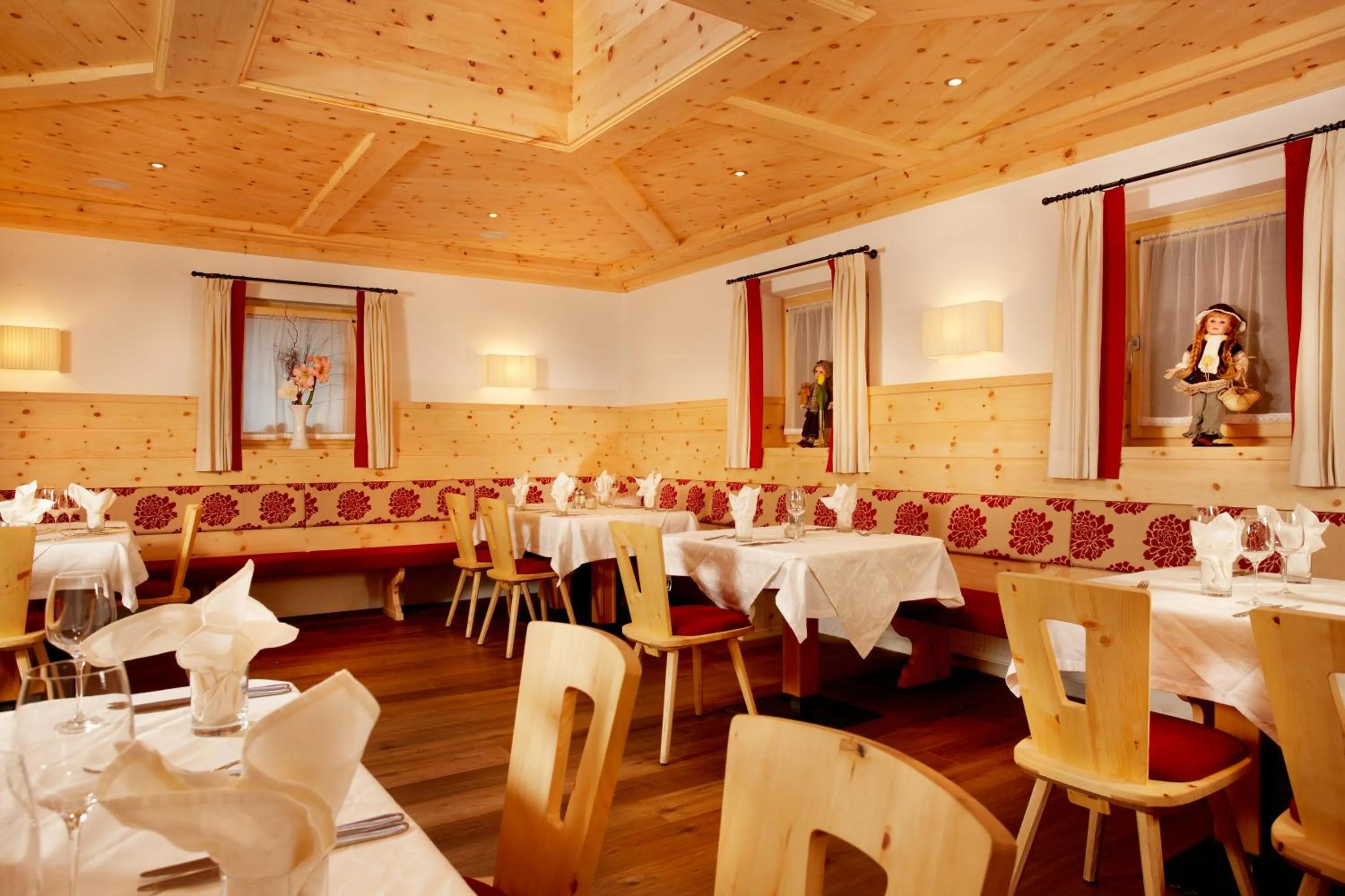 Restaurant/places to eat in Hotel Pinei