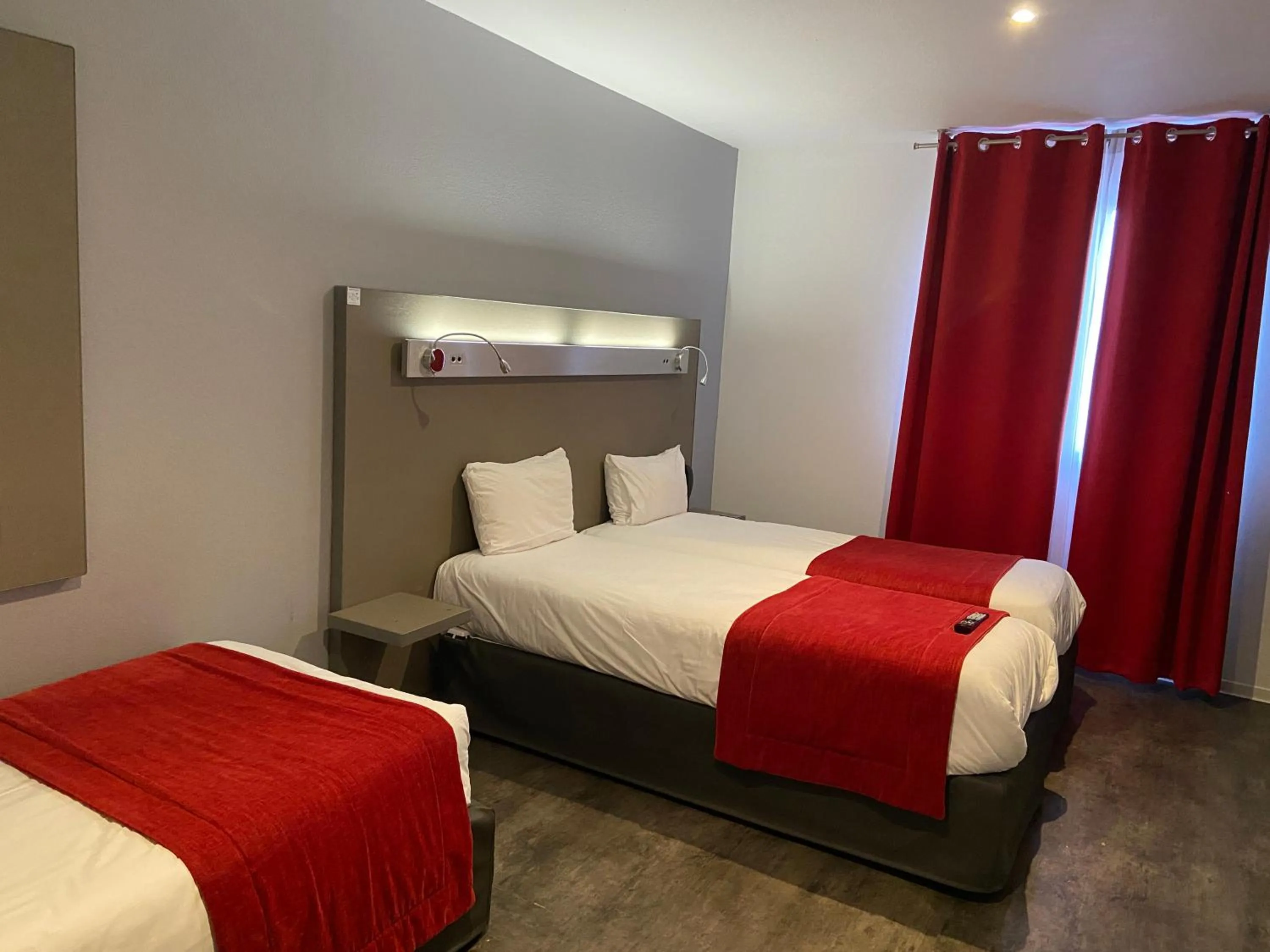 Bed in The Originals City, Hôtel Les Dômes, Perpignan Sud Saleilles