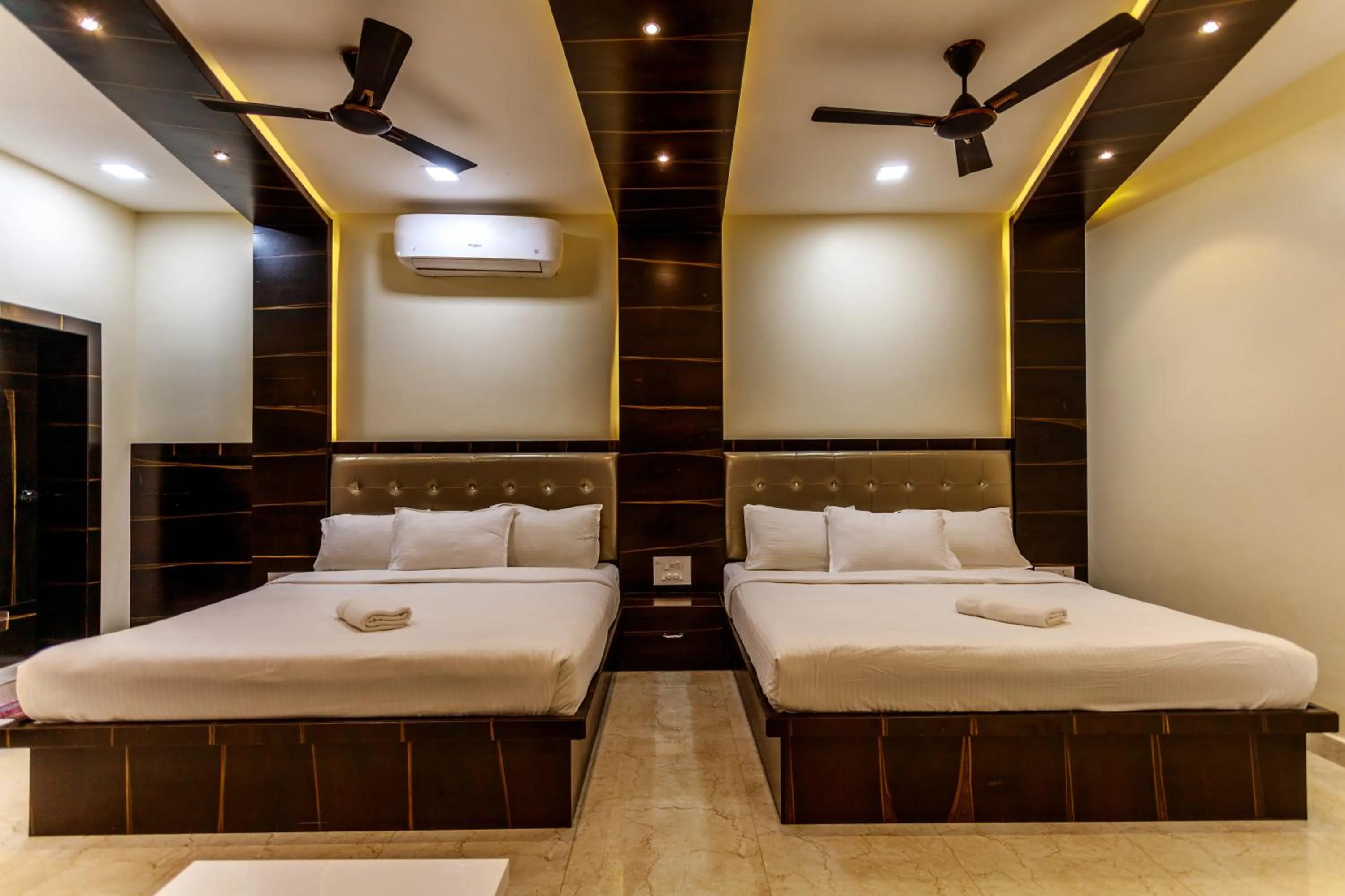 Photo of the whole room, Bed in SR Jungle Resort