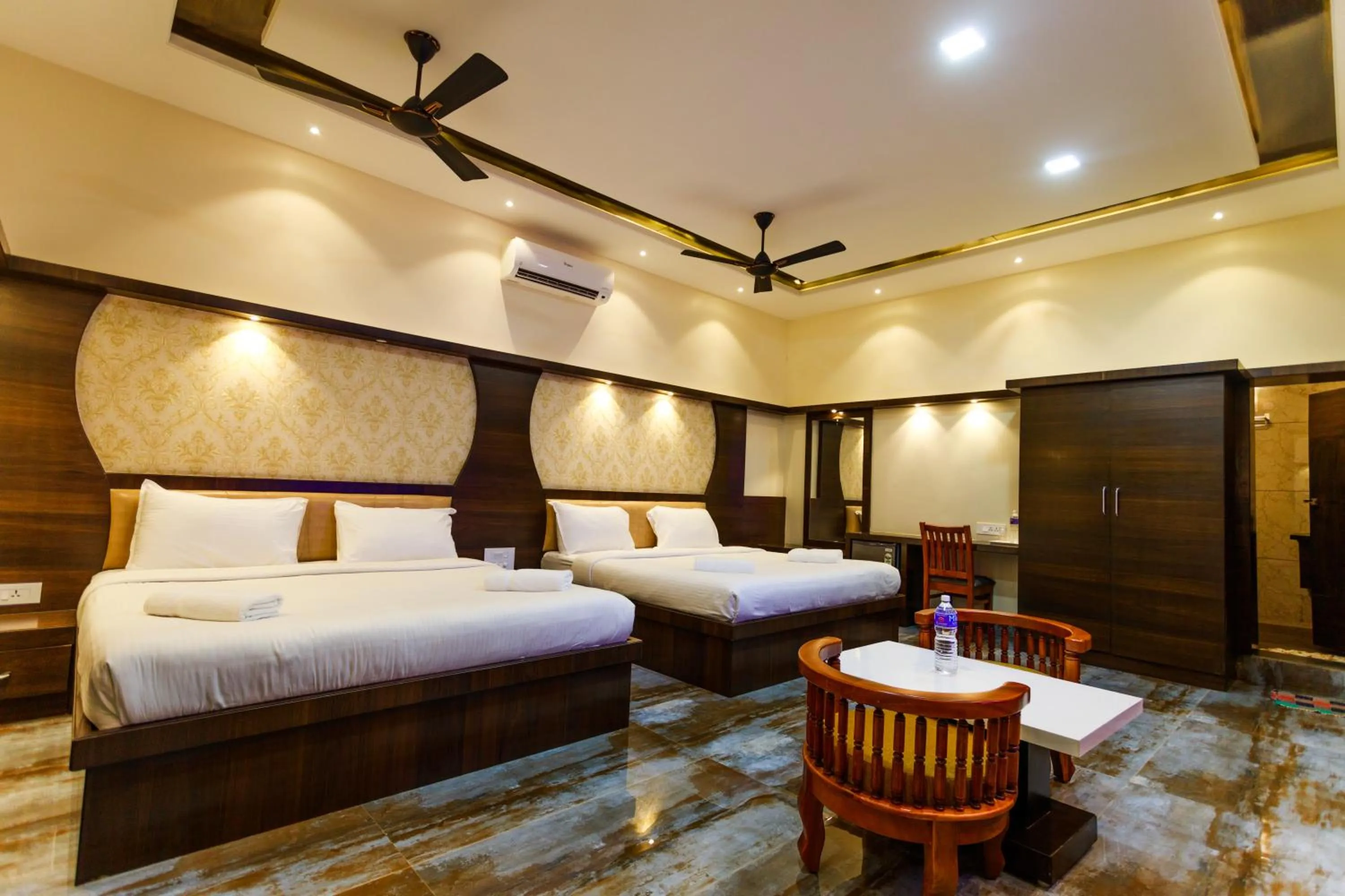 Photo of the whole room, Bed in SR Jungle Resort