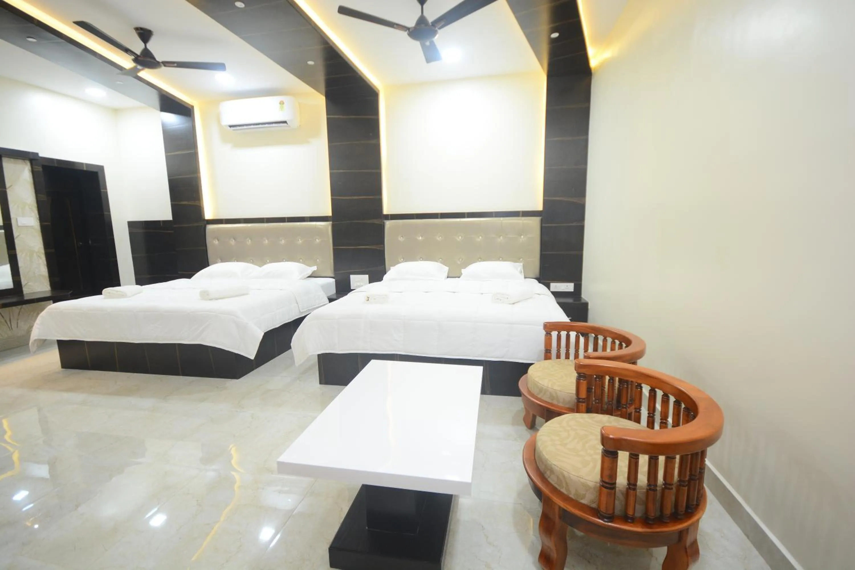 Photo of the whole room, Bed in SR Jungle Resort