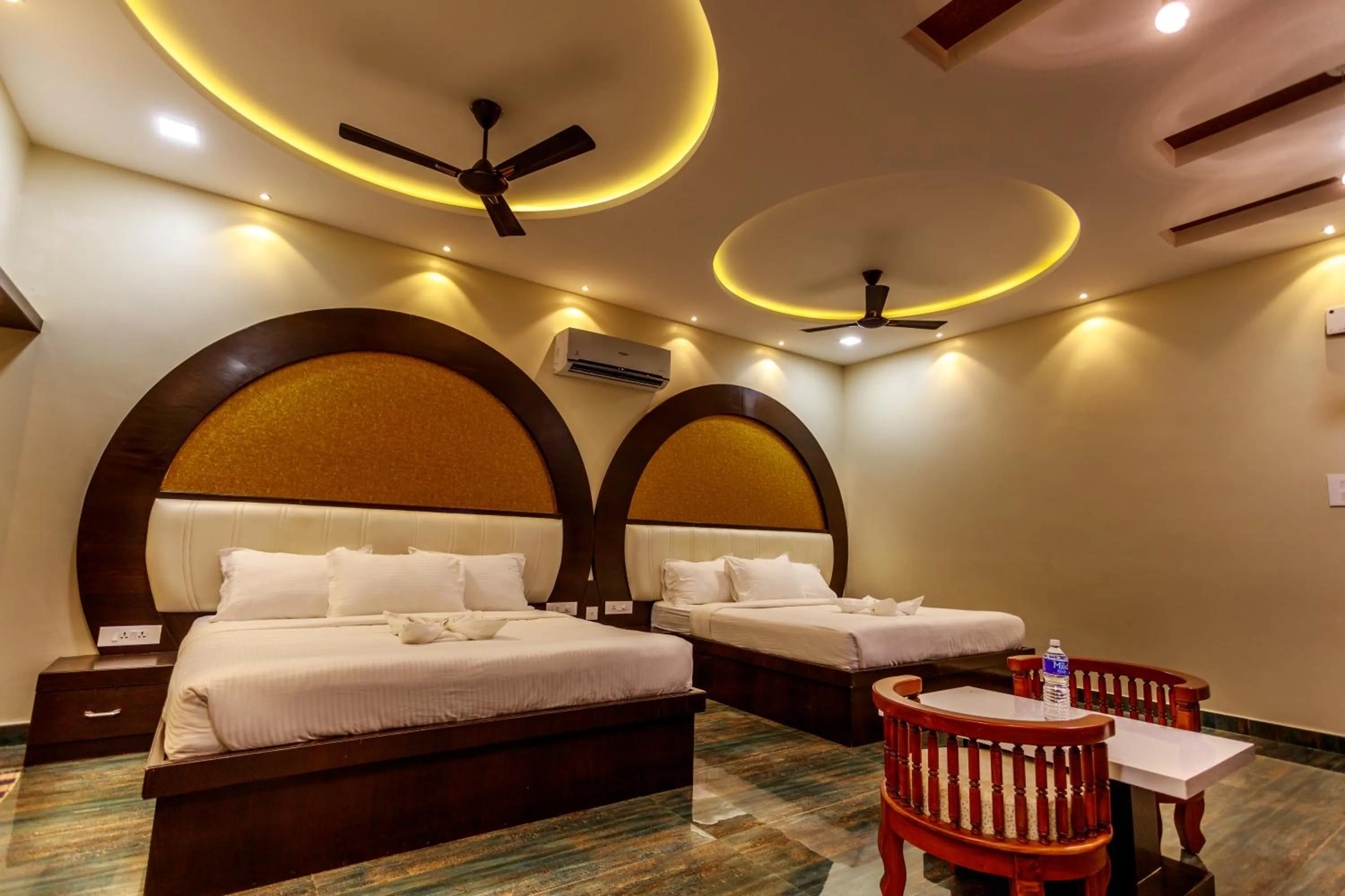 Photo of the whole room, Bed in SR Jungle Resort