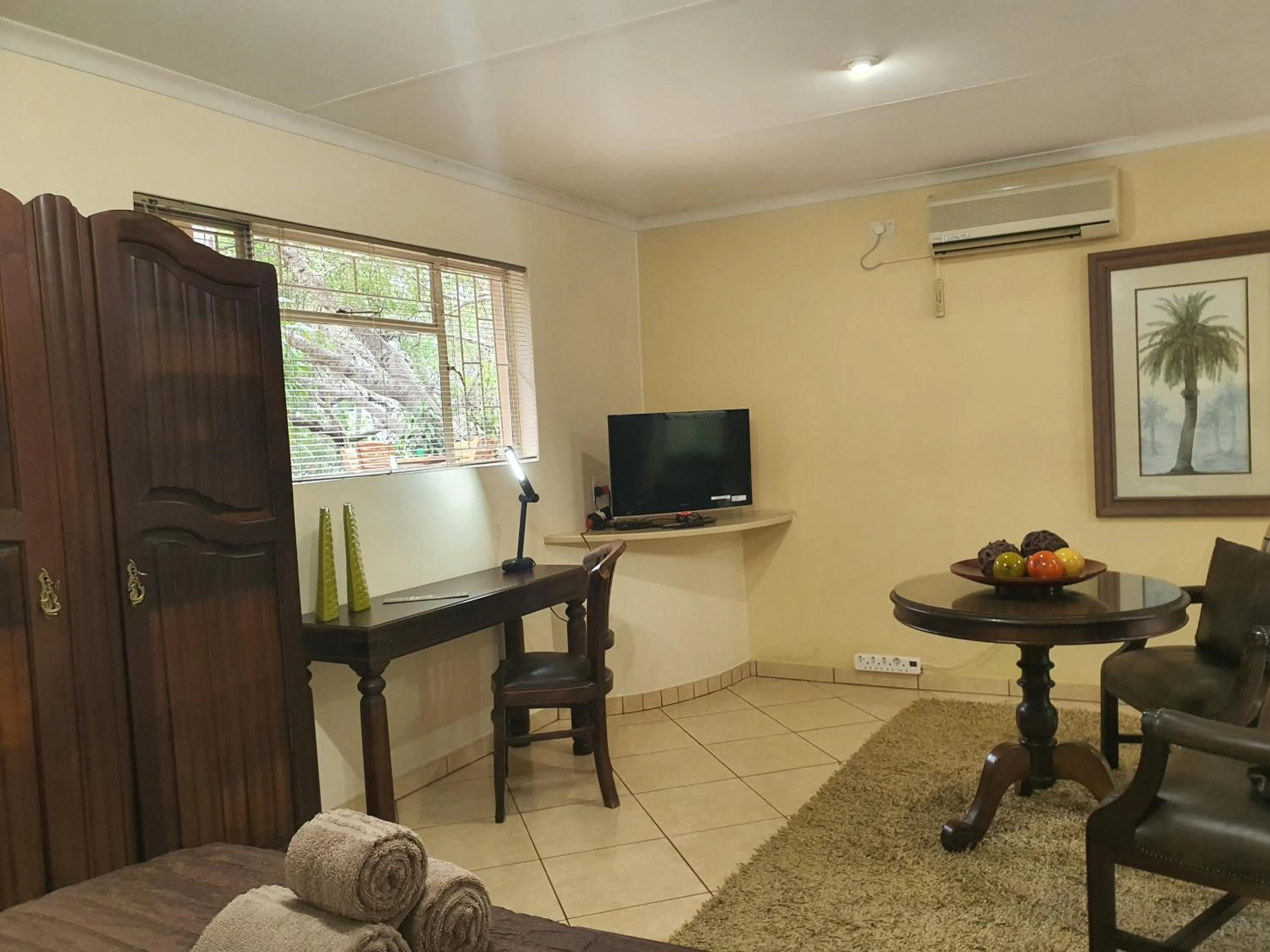 Communal lounge/ TV room in Selati 103 Guest Cottages