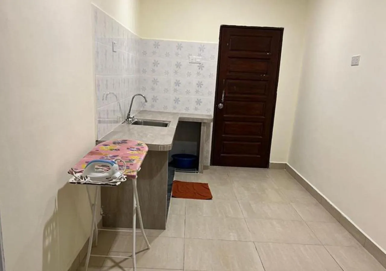 flat iron in D'Lima Beach Inn