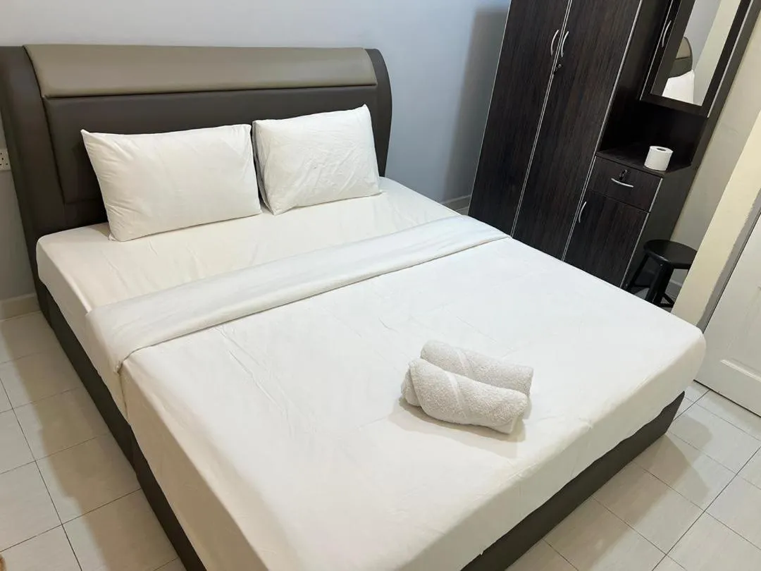 Bed in D'Lima Beach Inn